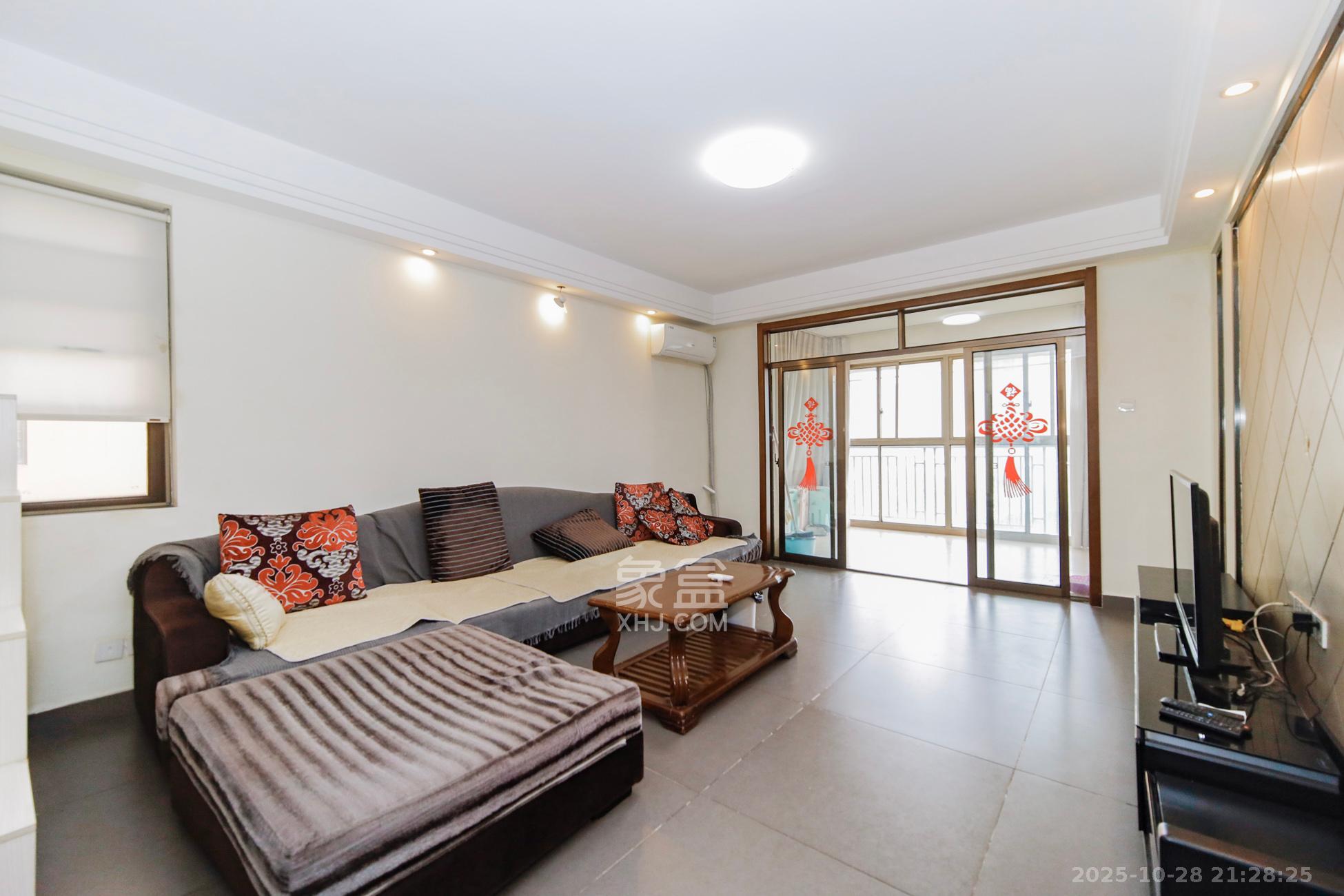 香樟鑫都  3室2厅2卫    136.0万客厅