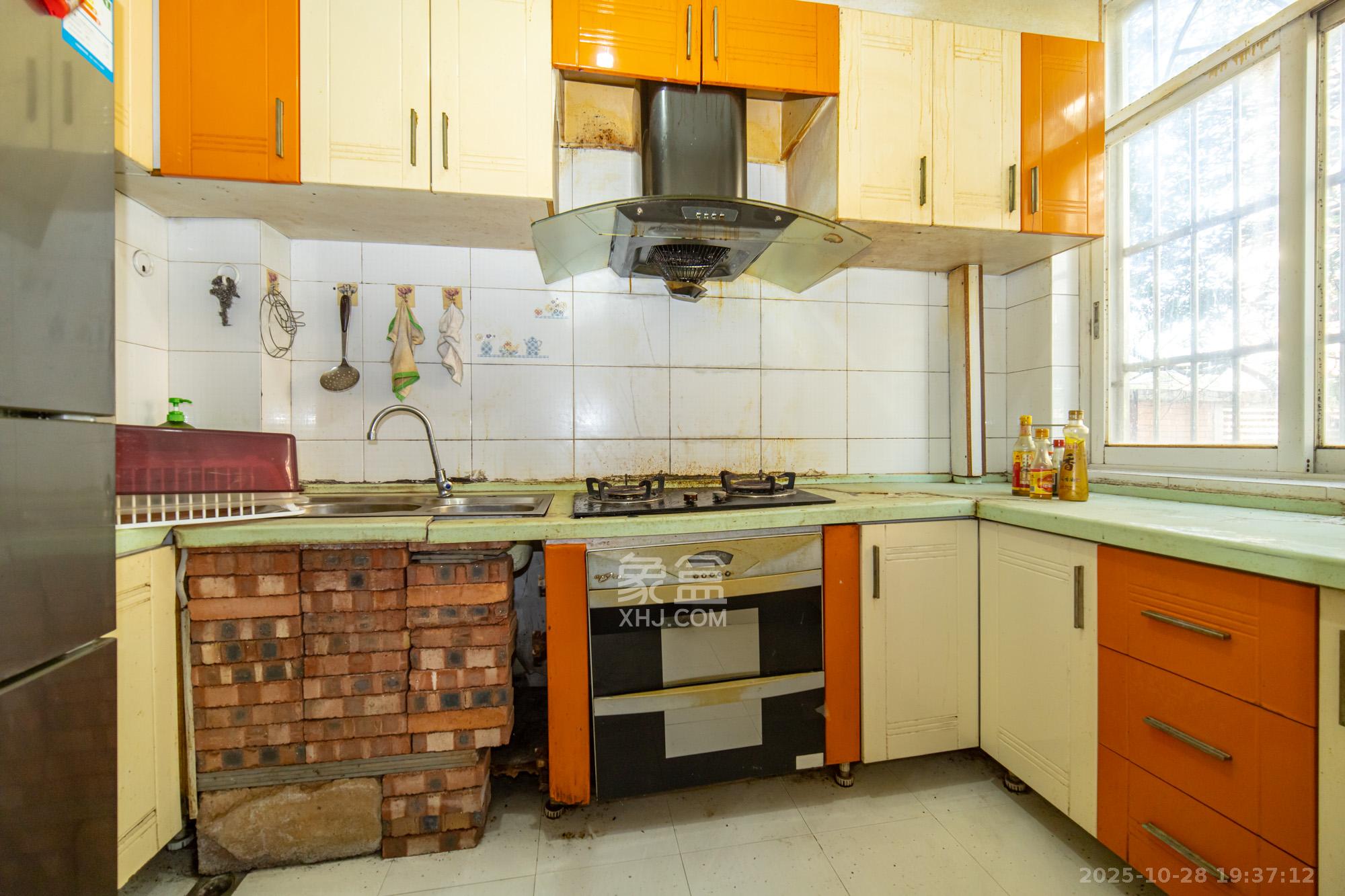 山水人家三期  3室2厅2卫    65.8万厨房