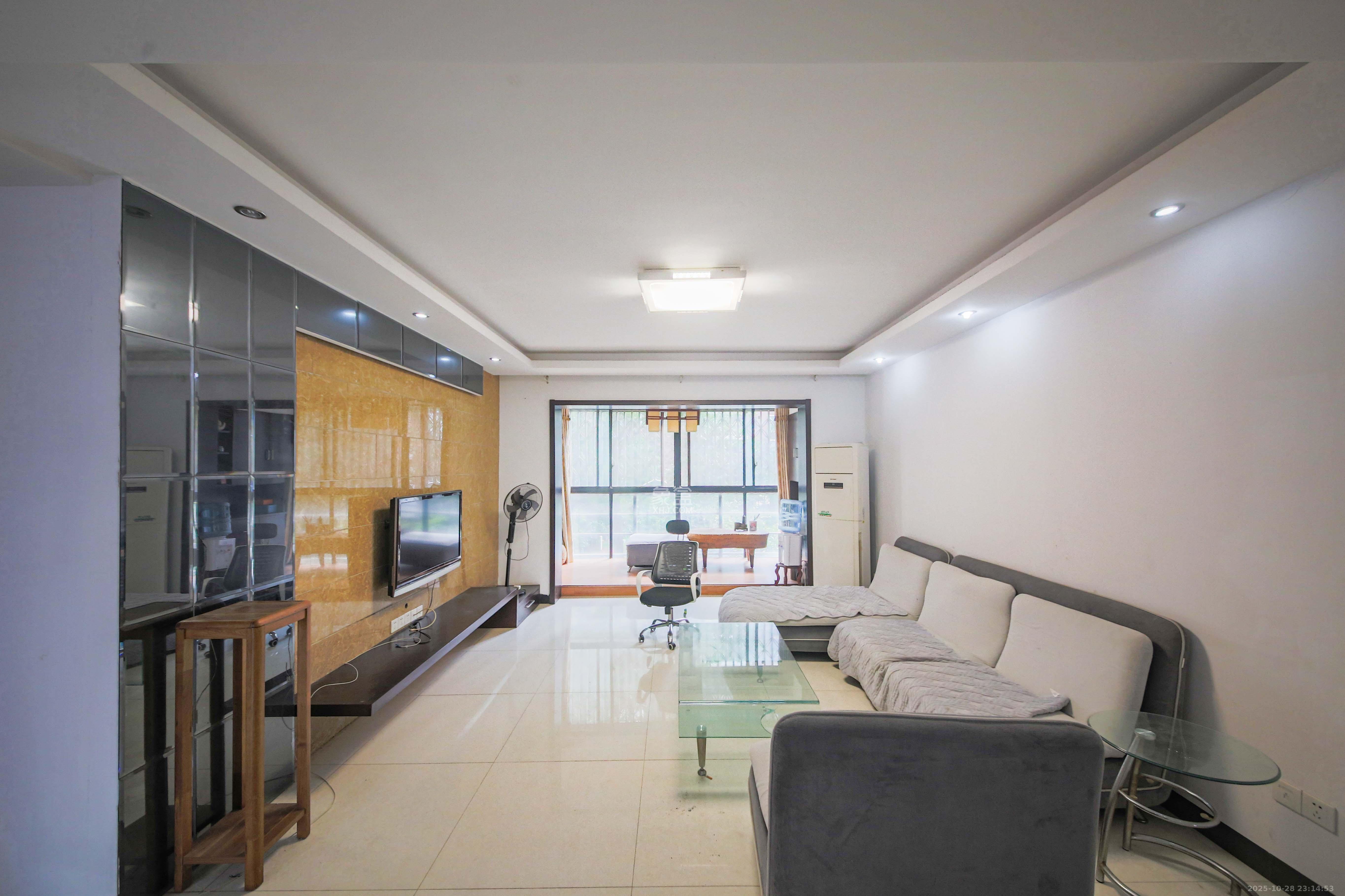 鑫远湘府华城  3室2厅2卫    135.0万 鑫远湘府华城  3室2厅2卫    135.0万客厅