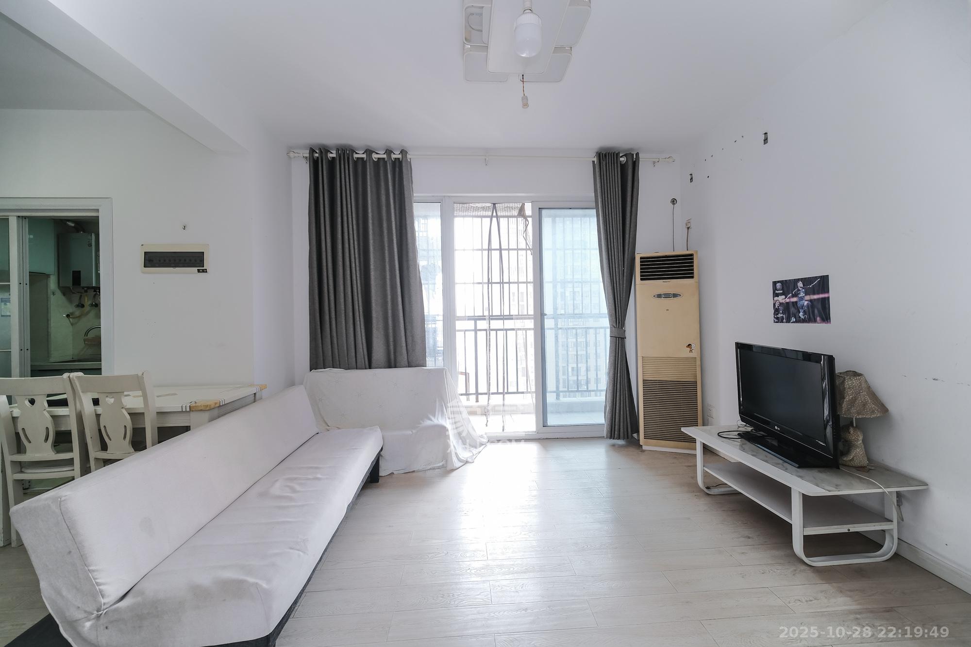 和悦城(蟠龙景苑) 3室2厅2卫 56.8万 和悦城(蟠龙景苑) 3室2厅2卫 56.8万客厅