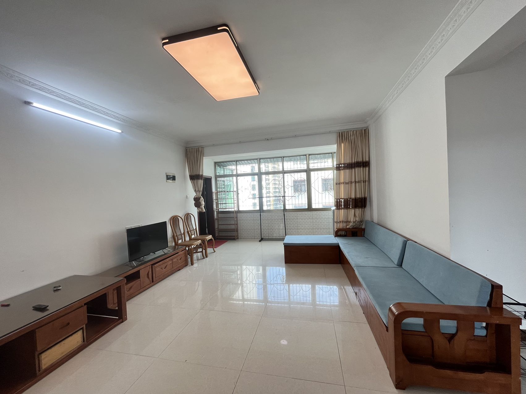 金鹿花园一期  3室2厅1卫    2500.0元/月 金鹿花园一期  3室2厅1卫    2500.0元/月室内图