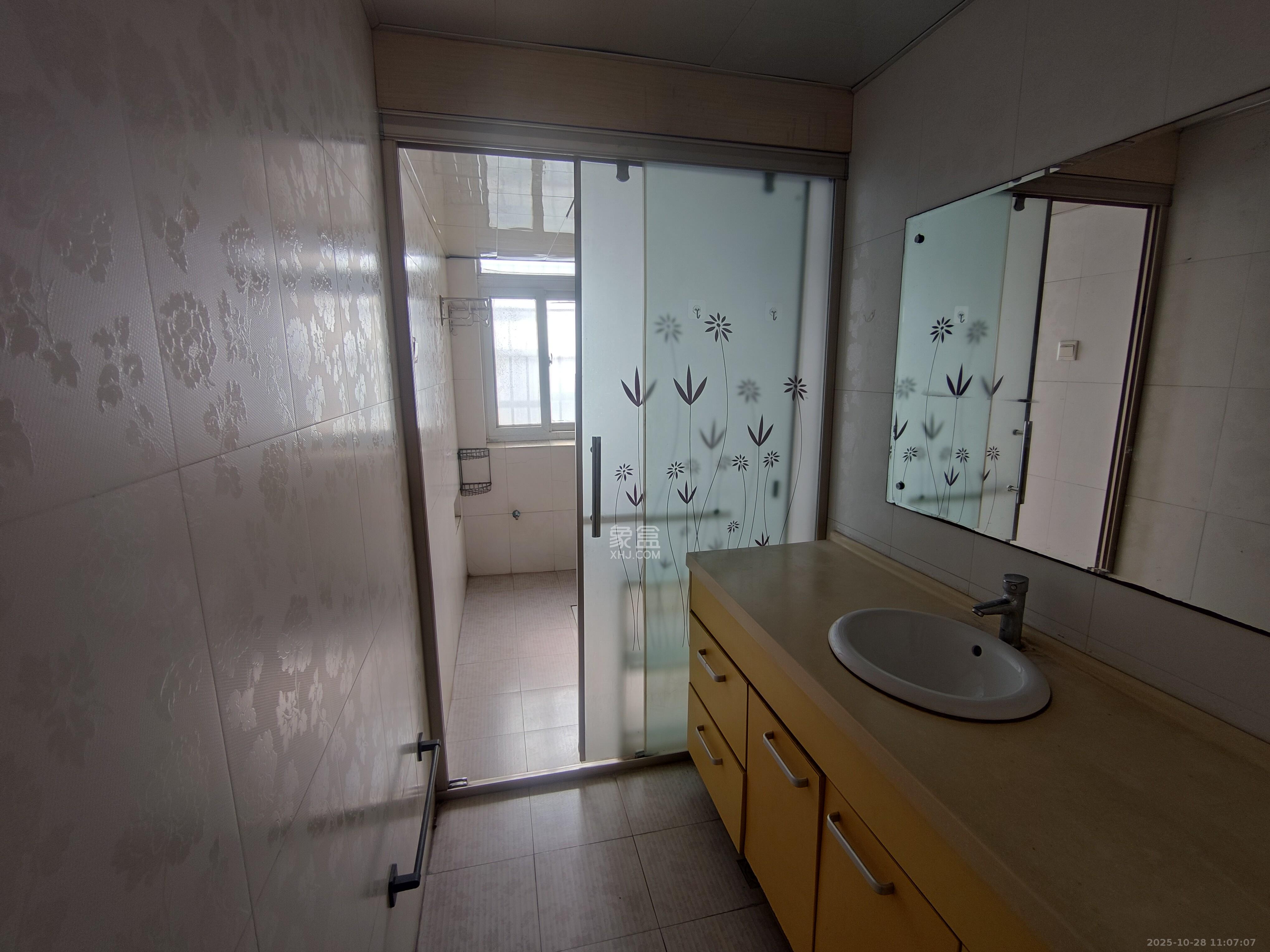 先锋水韵花都 3室2厅2卫 2200.0元/月 先锋水韵花都 3室2厅2卫 2200.0元/月室内图