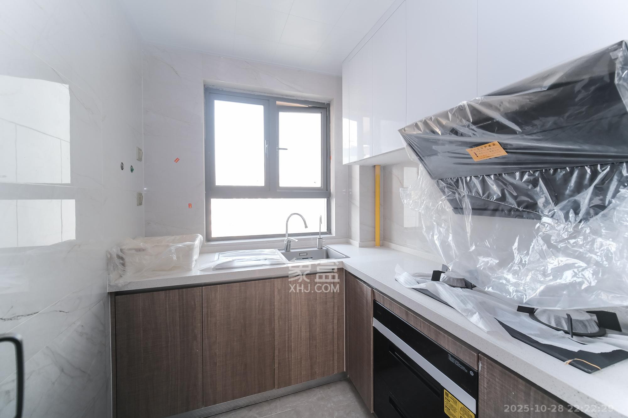 荣盛城  4室2厅2卫    127.4万厨房