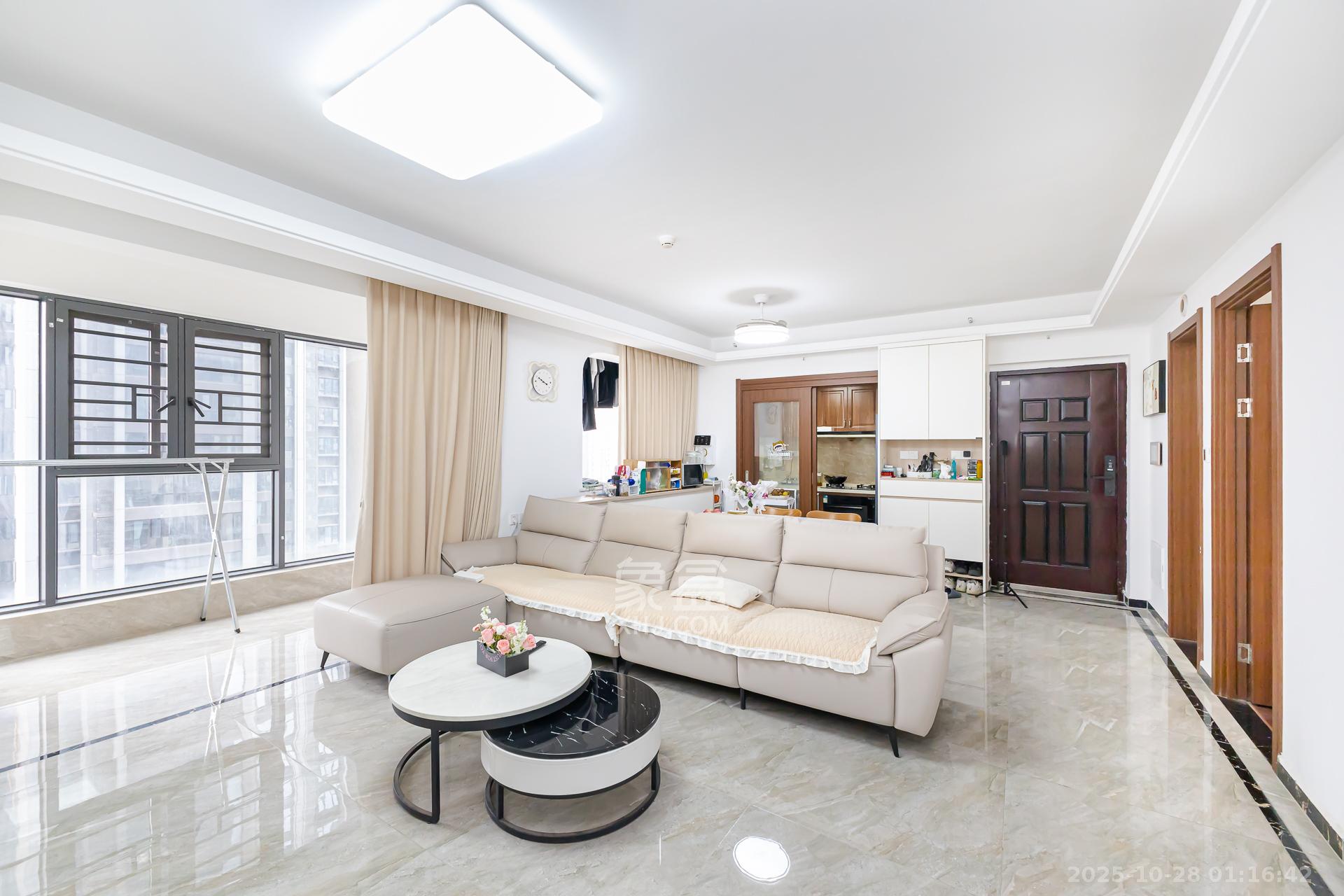 万润滨江天著  4室2厅2卫    128.0万 万润滨江天著  4室2厅2卫    128.0万客厅