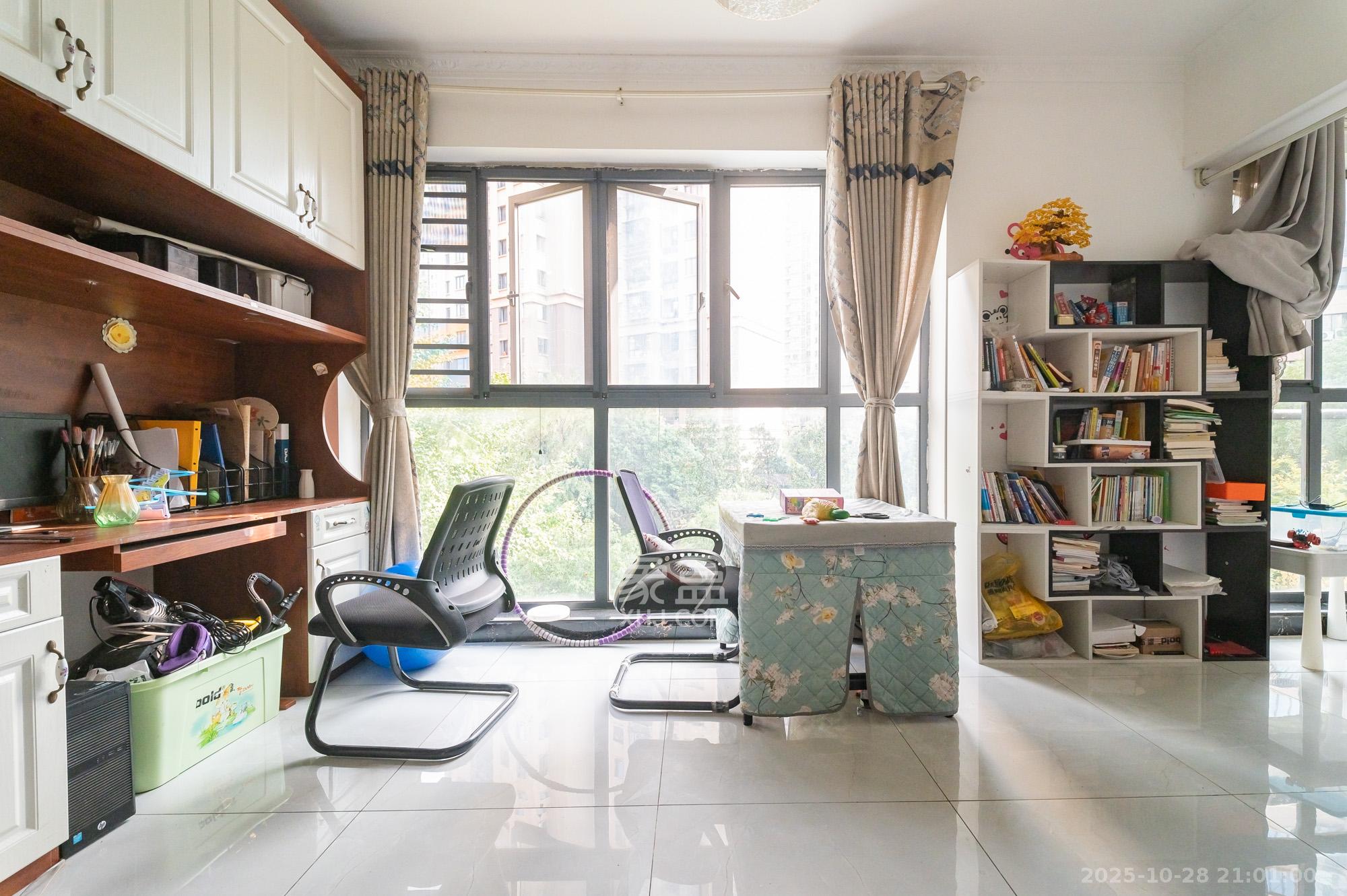 深业睿城  4室2厅3卫    189.8万阳台