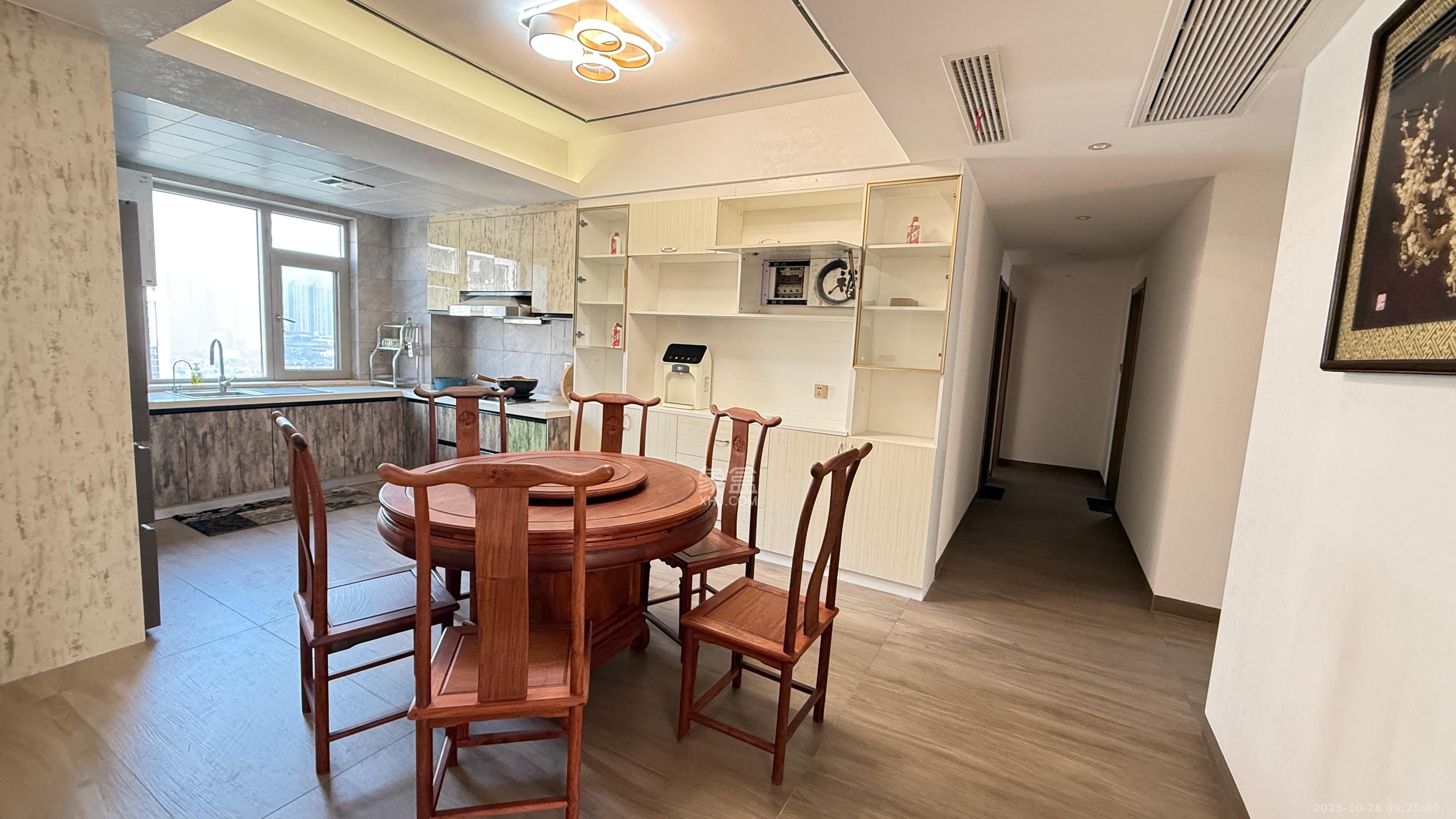 九华新城  5室2厅2卫    78.0万客厅