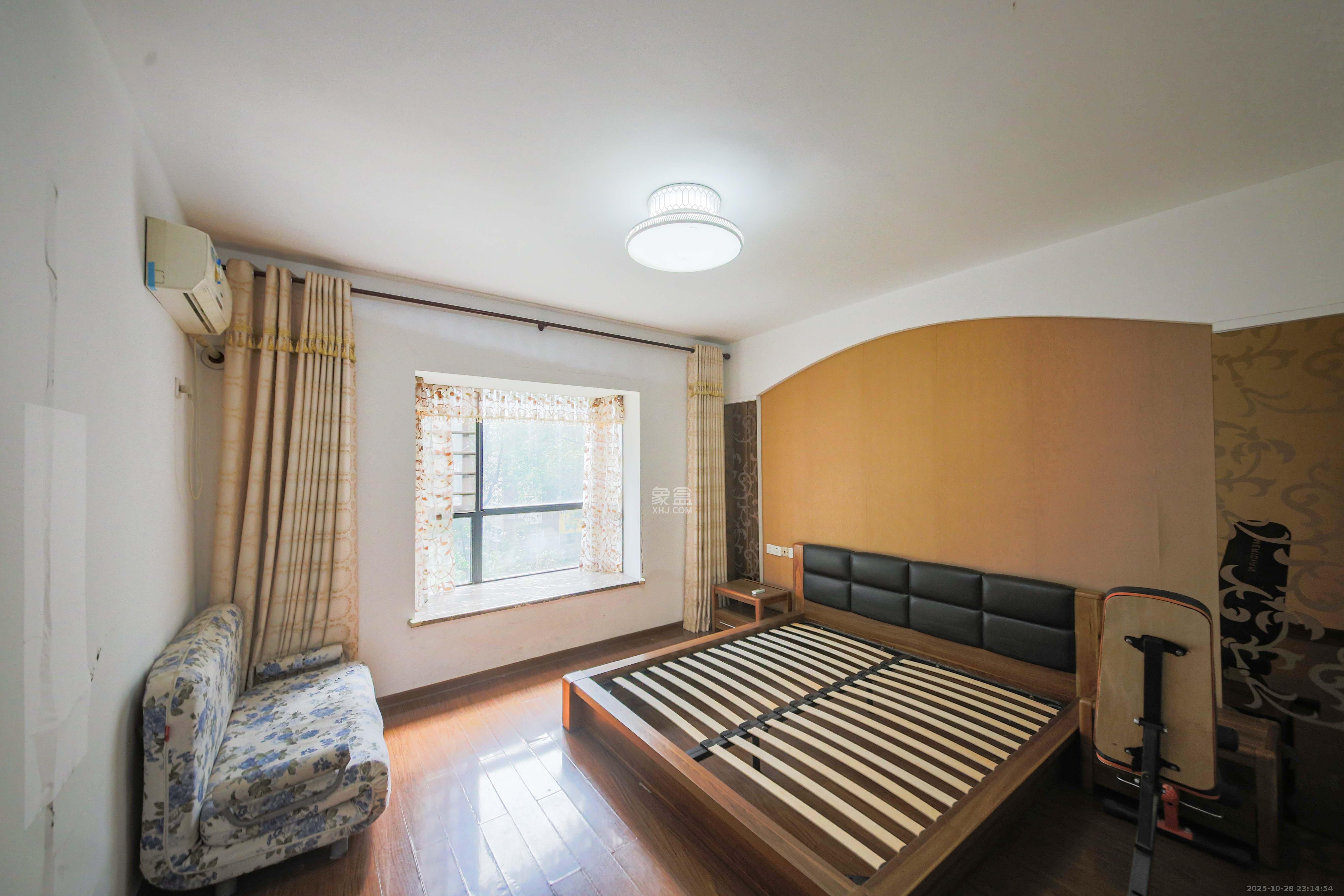 鑫远湘府华城  3室2厅2卫    135.0万 鑫远湘府华城  3室2厅2卫    135.0万卧室