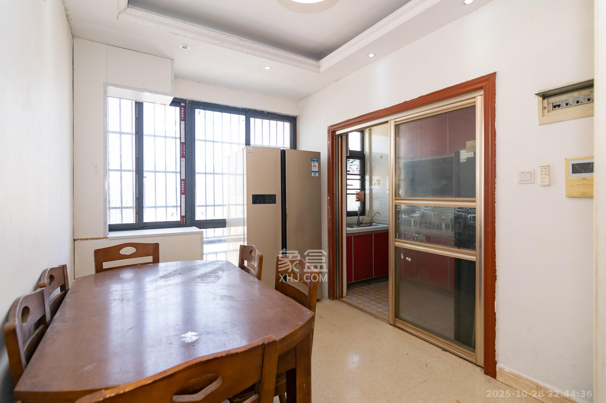 澳海澜庭 3室2厅2卫 79.8万 澳海澜庭 3室2厅2卫 79.8万客厅