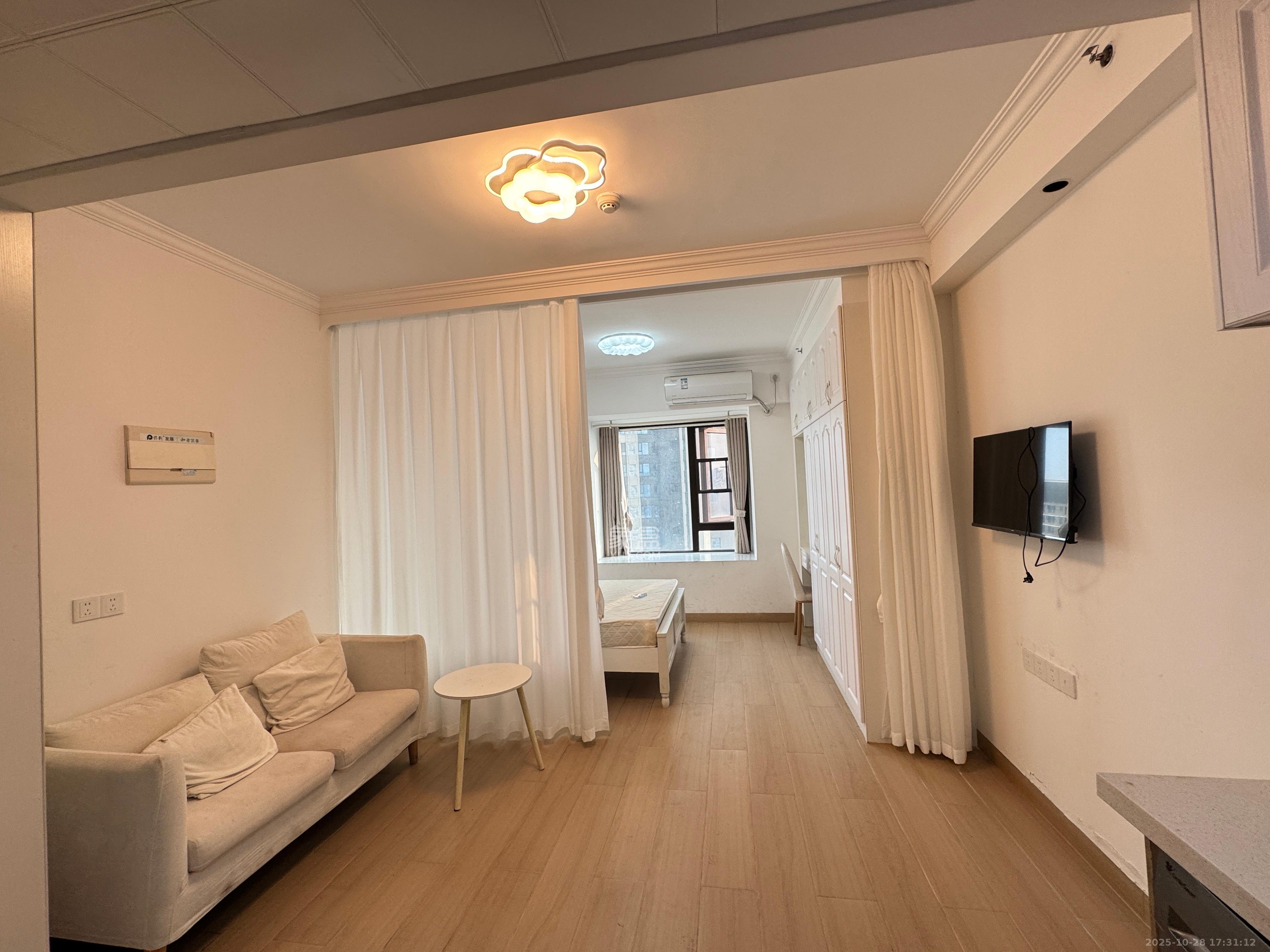 保利海德公园  1室1厅1卫    1800.0元/月