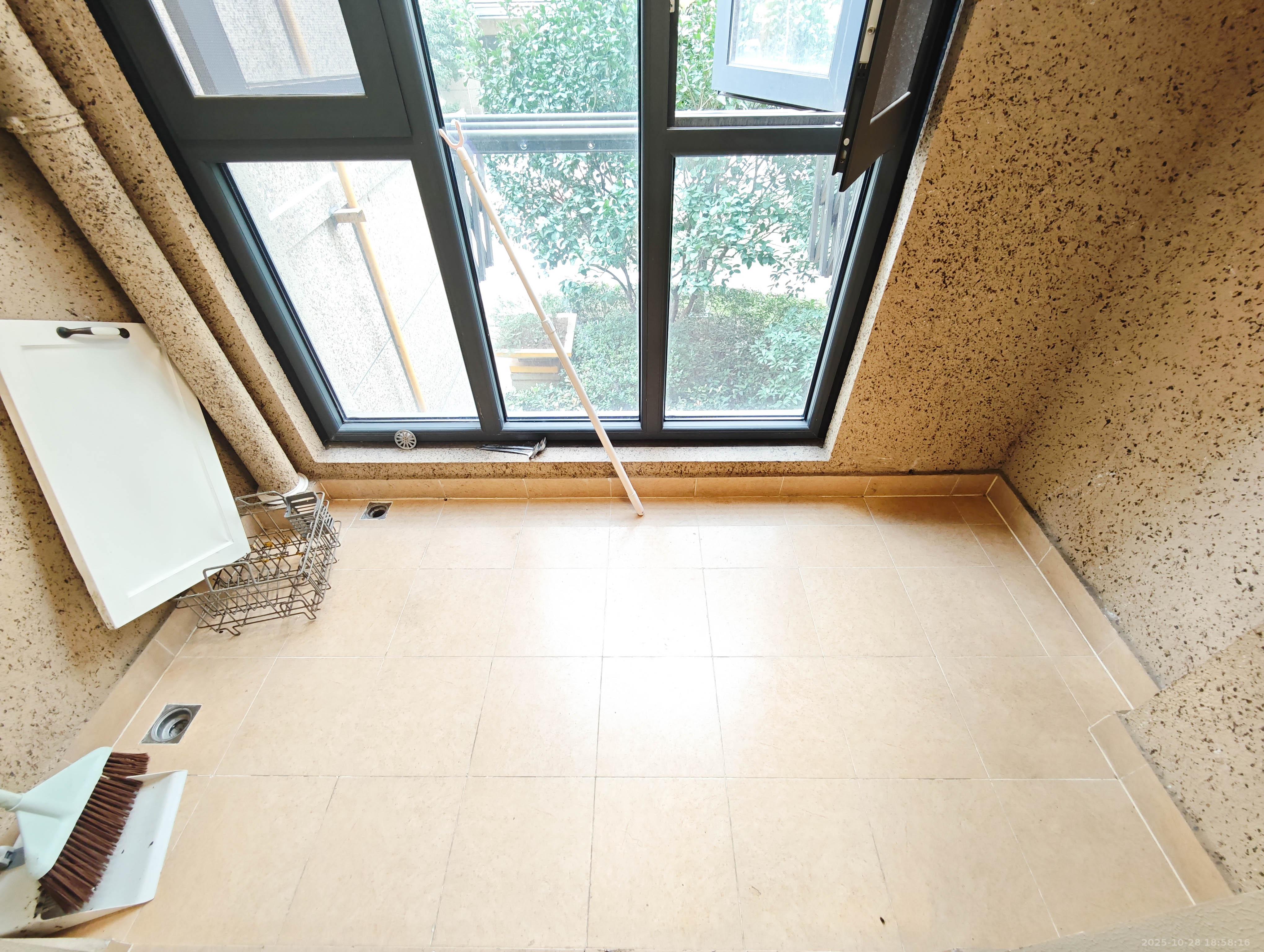 万科魅力之城观澜里  4室2厅1卫    205.0万阳台