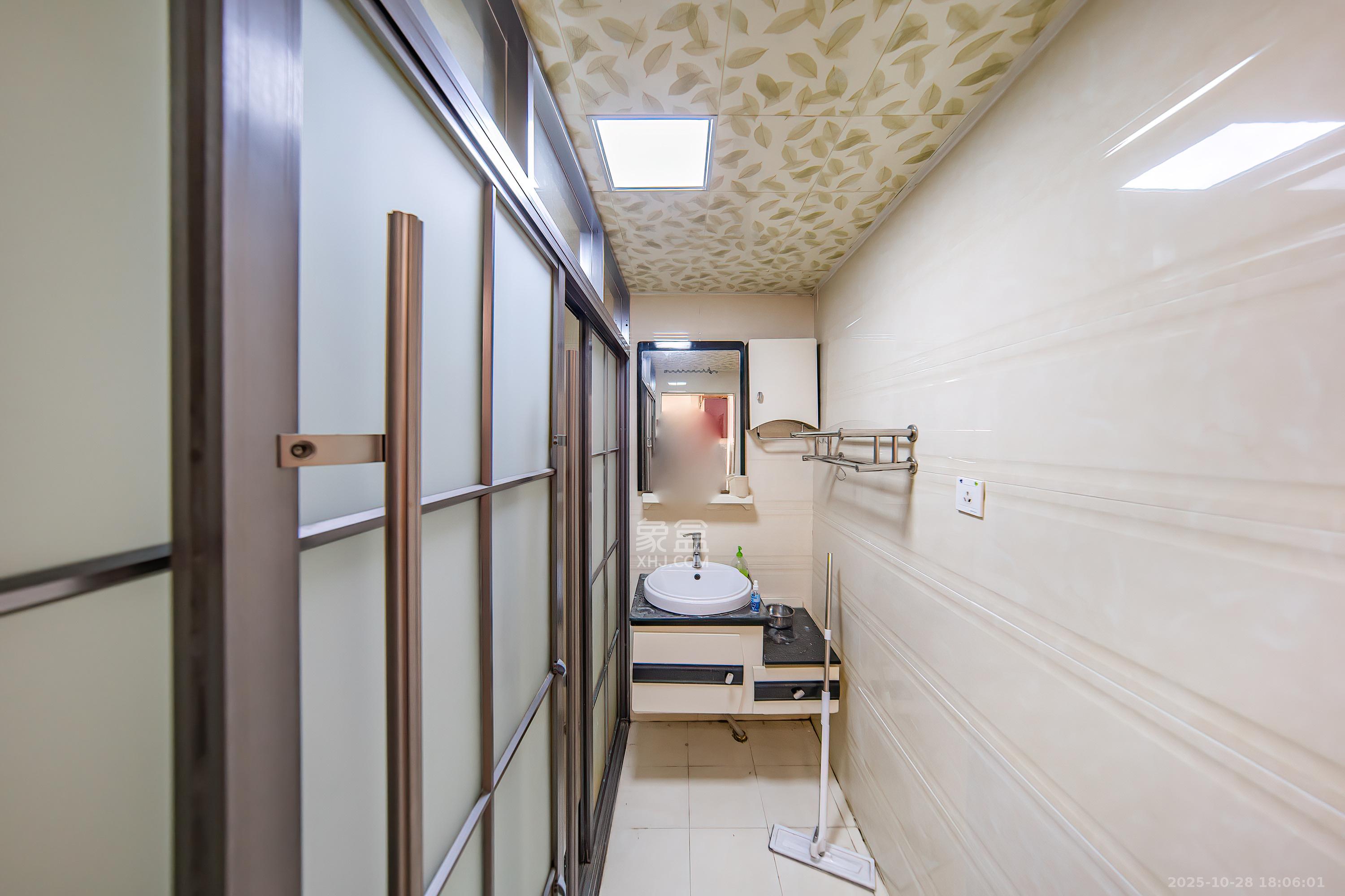 阳光100三期  2室2厅1卫    55.0万卫生间