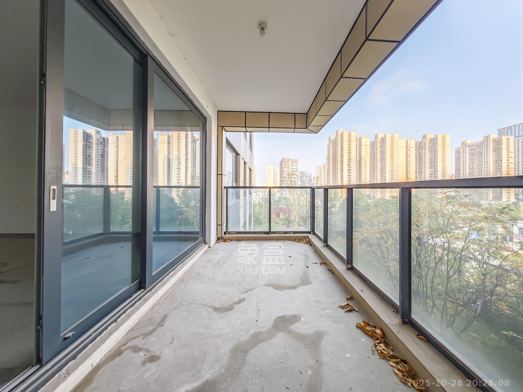 湘江壹号五期  5室2厅4卫    282.0万 湘江壹号五期  5室2厅4卫    282.0万阳台