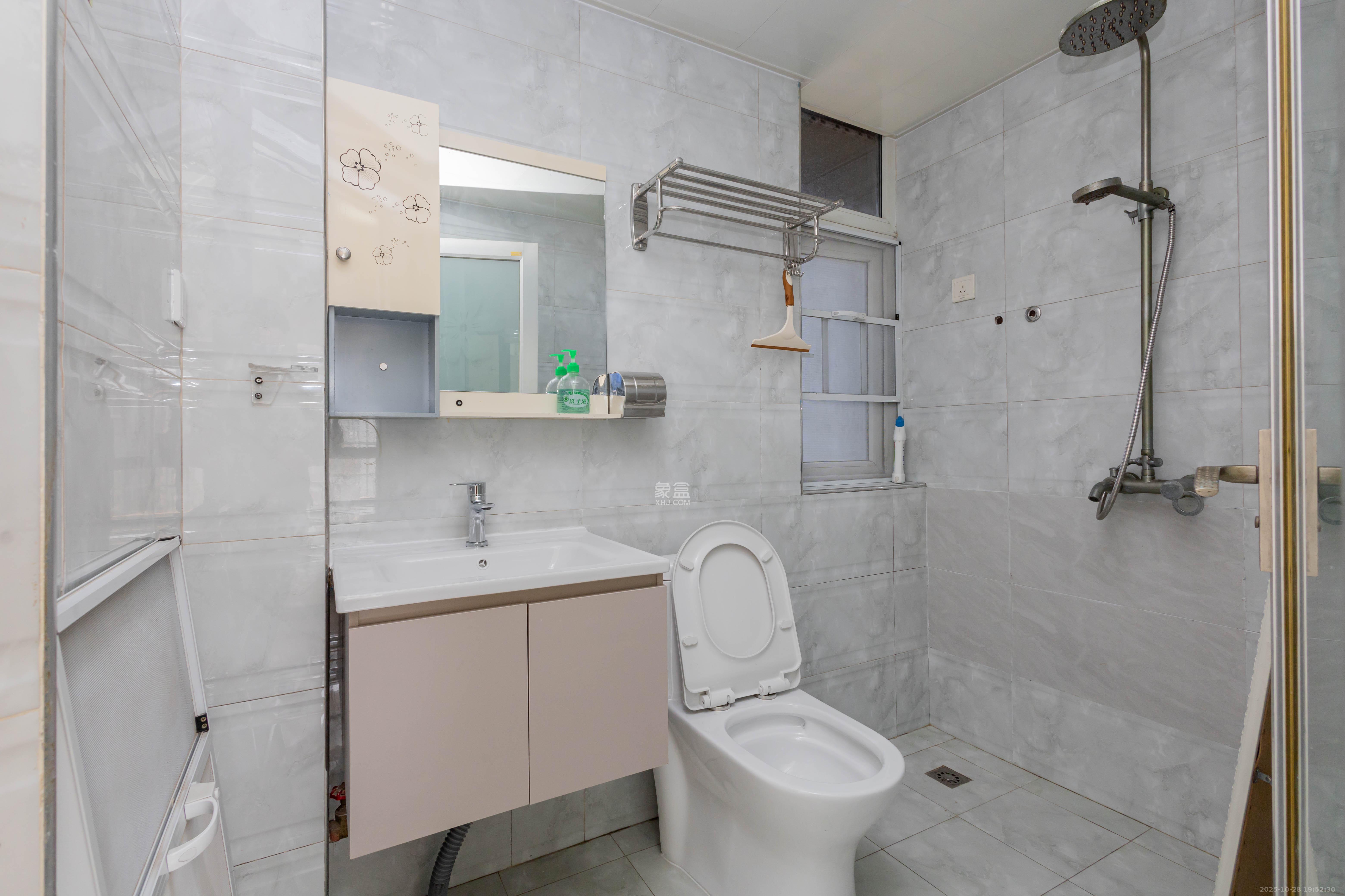 星城福邸(雄天朗郡)  3室2厅2卫    75.0万 星城福邸(雄天朗郡)  3室2厅2卫    75.0万卫生间