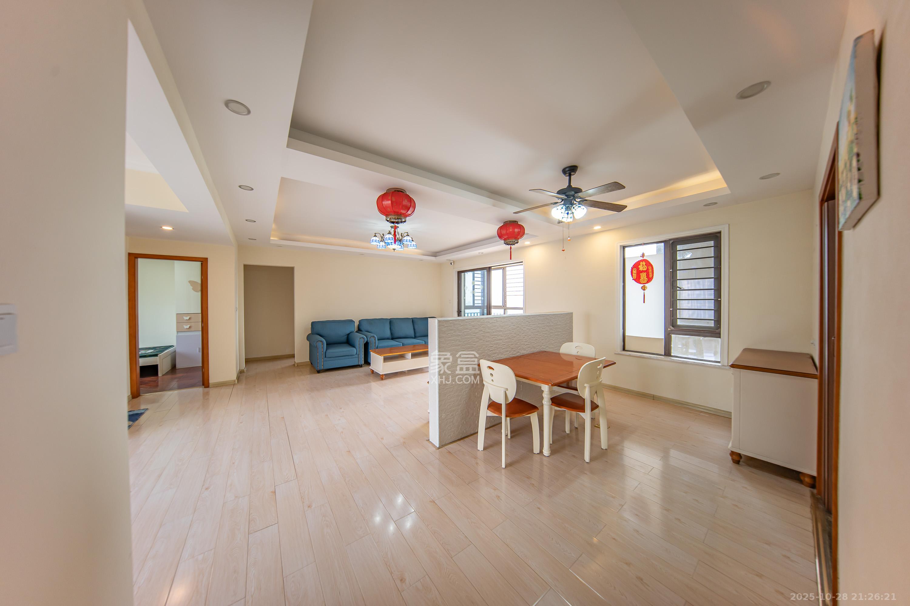 华润橡树湾  4室2厅2卫    105.0万客厅