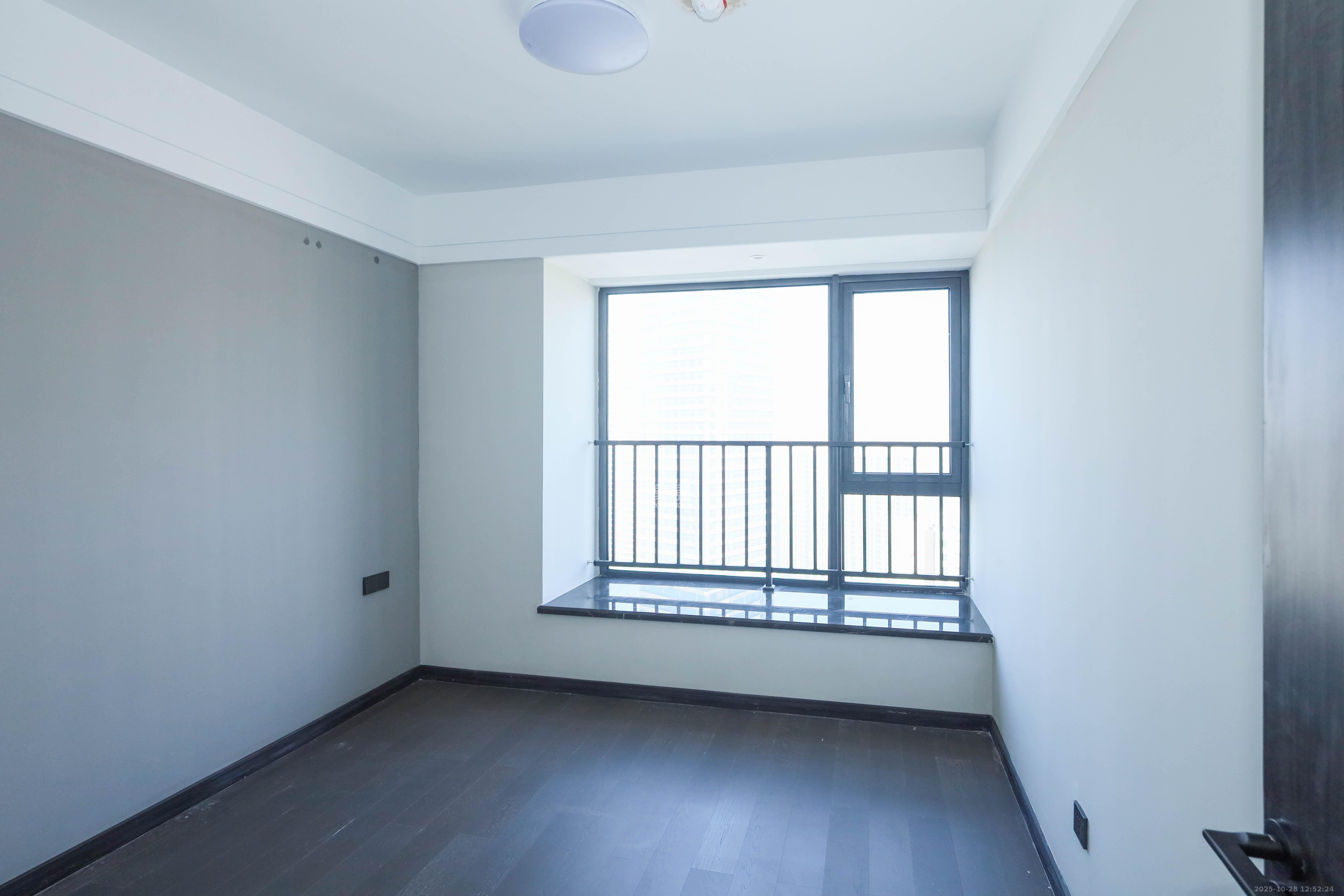 绿地麓云国际一期 5室2厅2卫 229.0万 绿地麓云国际一期 5室2厅2卫 229.0万卧室