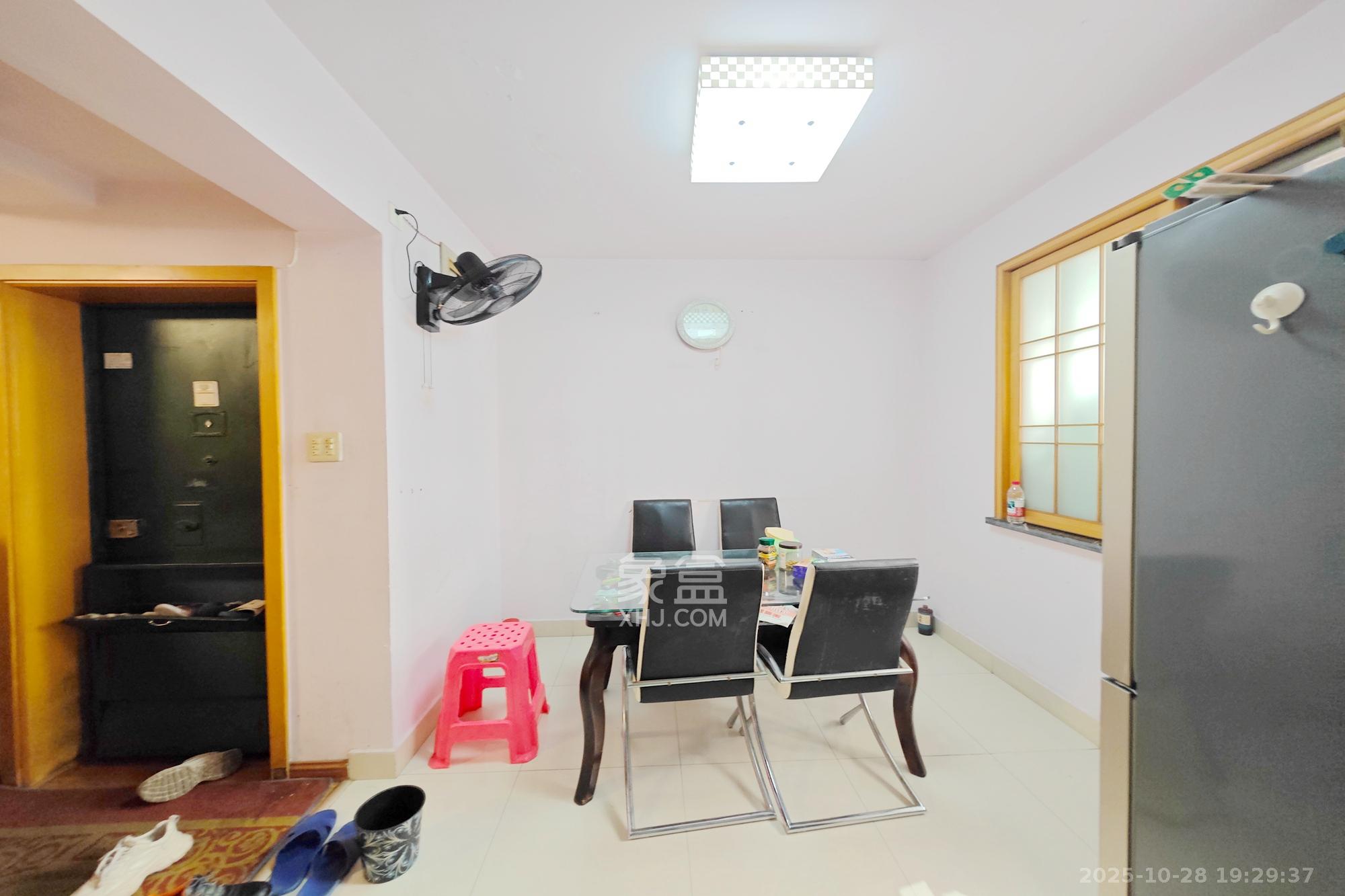 石长铁路宿舍  3室2厅2卫    79.8万客厅