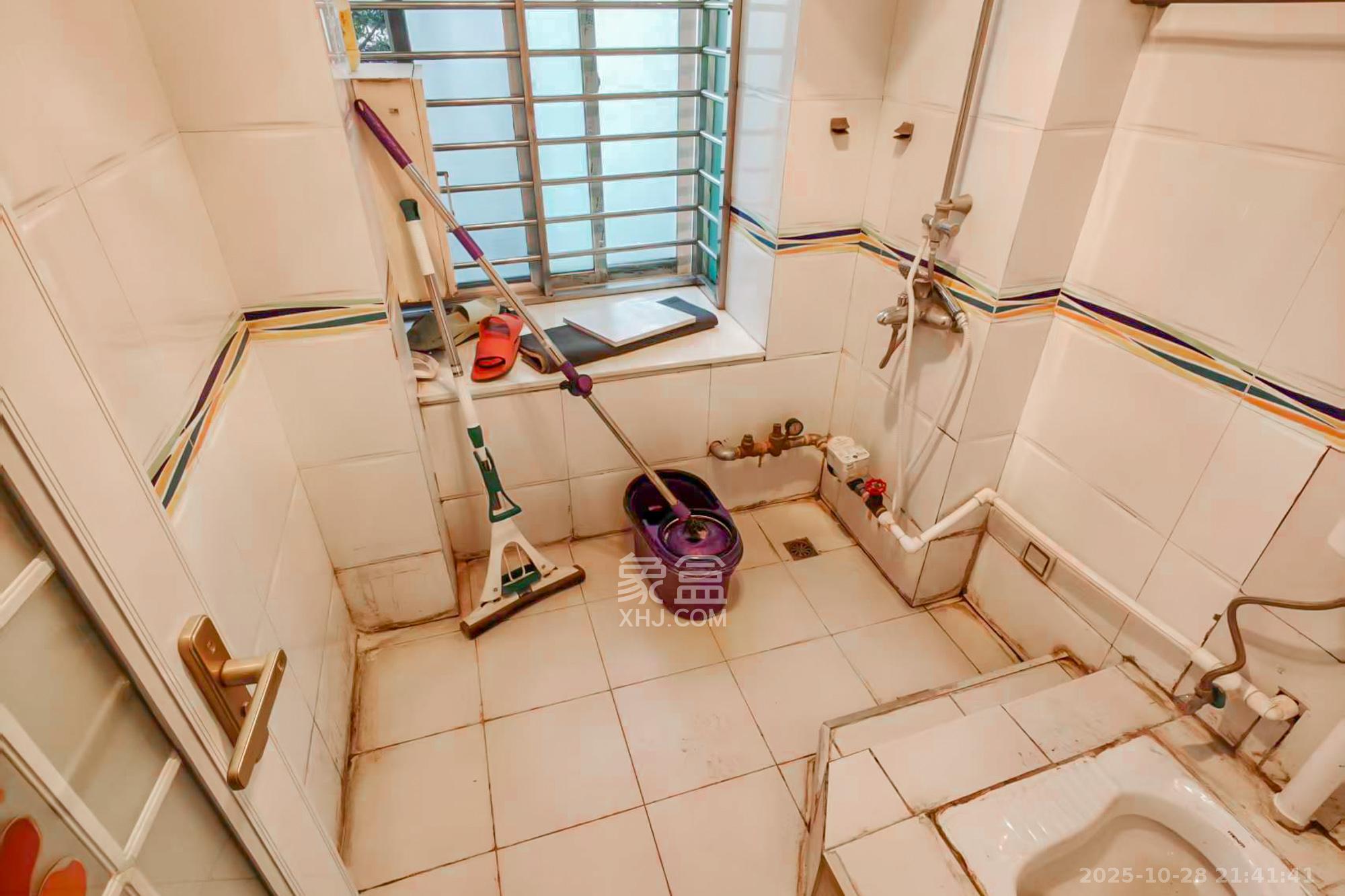 金色山庄  4室2厅2卫    142.0万 金色山庄  4室2厅2卫    142.0万卫生间