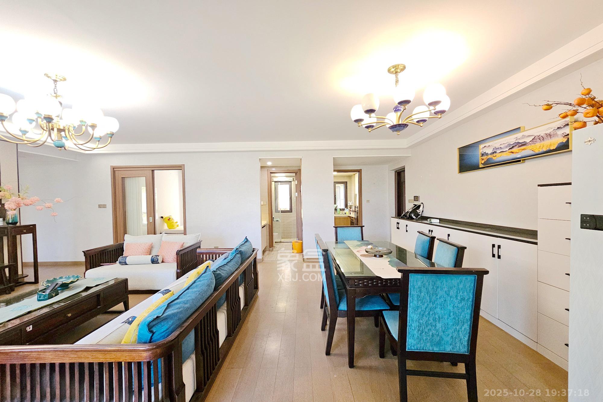 阳光城尚东湾蜜桃园  4室2厅2卫    138.8万客厅