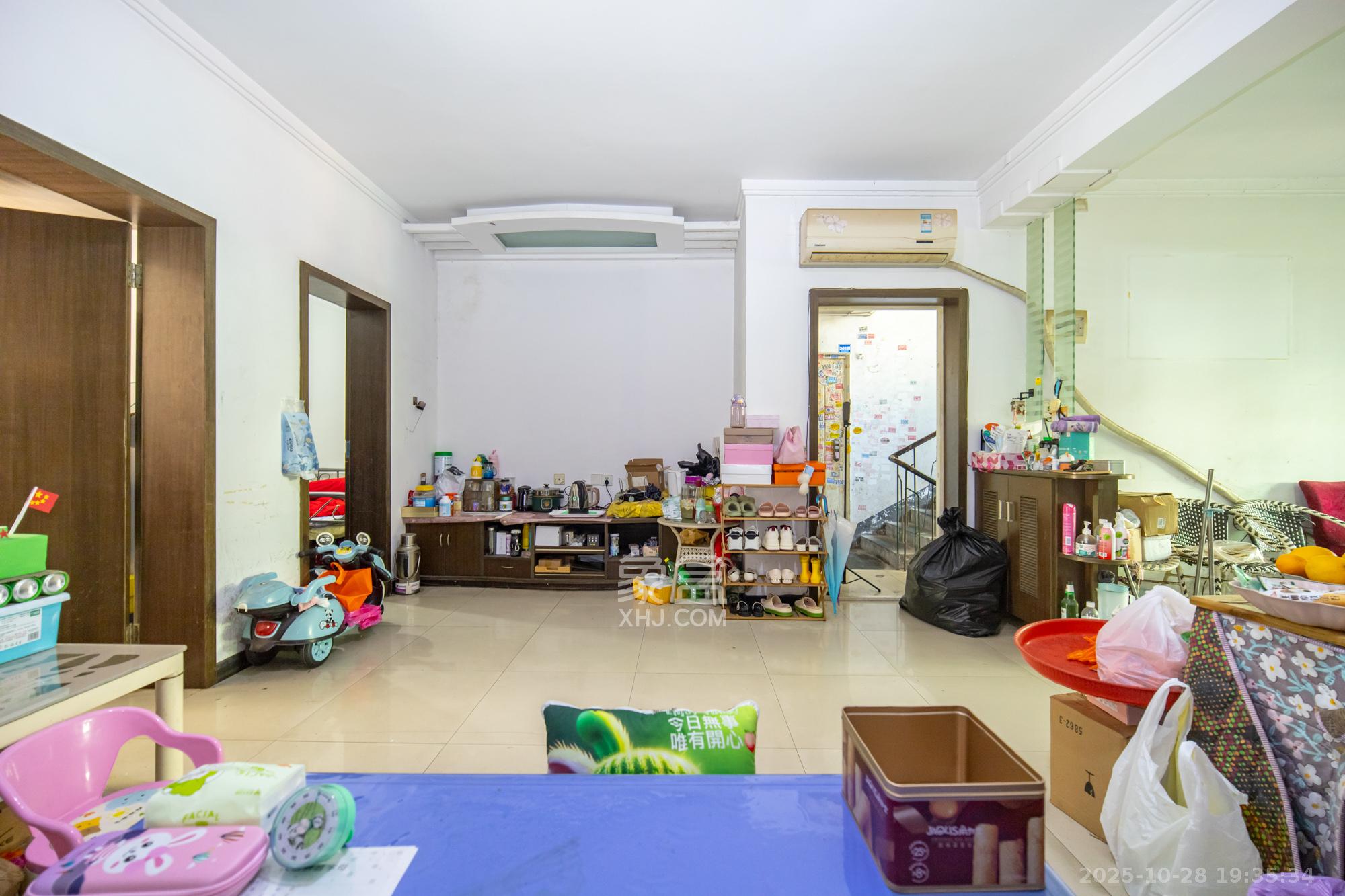 中南汽车世界  2室2厅1卫    25.0万客厅