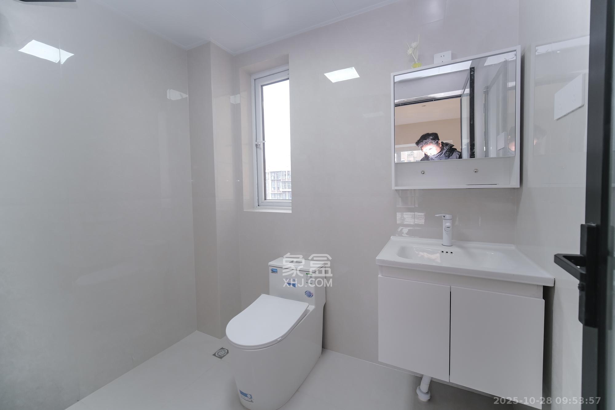 荣盛花语城  4室2厅2卫    99.0万卫生间