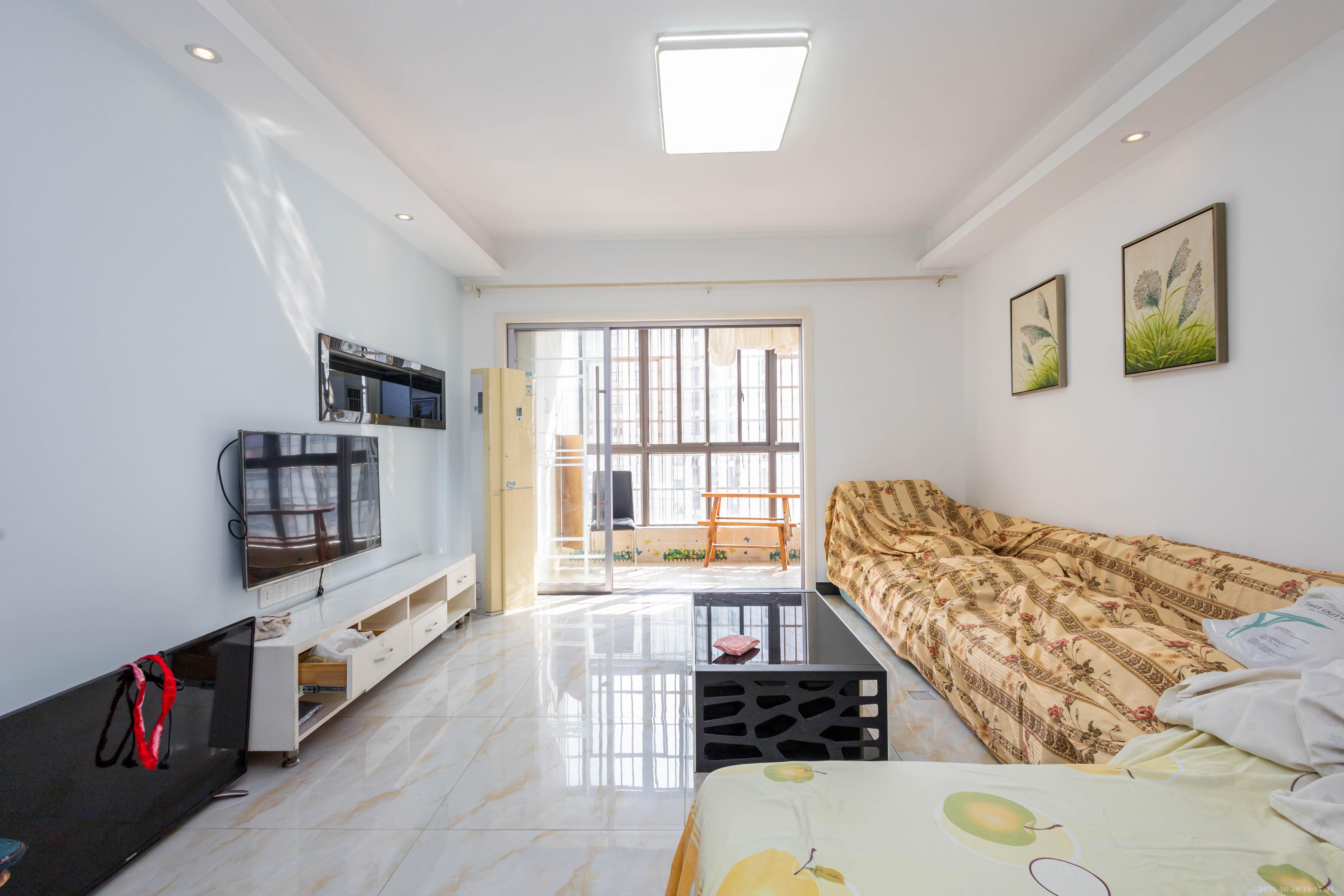 星城福邸(雄天朗郡)  3室2厅2卫    75.0万 星城福邸(雄天朗郡)  3室2厅2卫    75.0万客厅