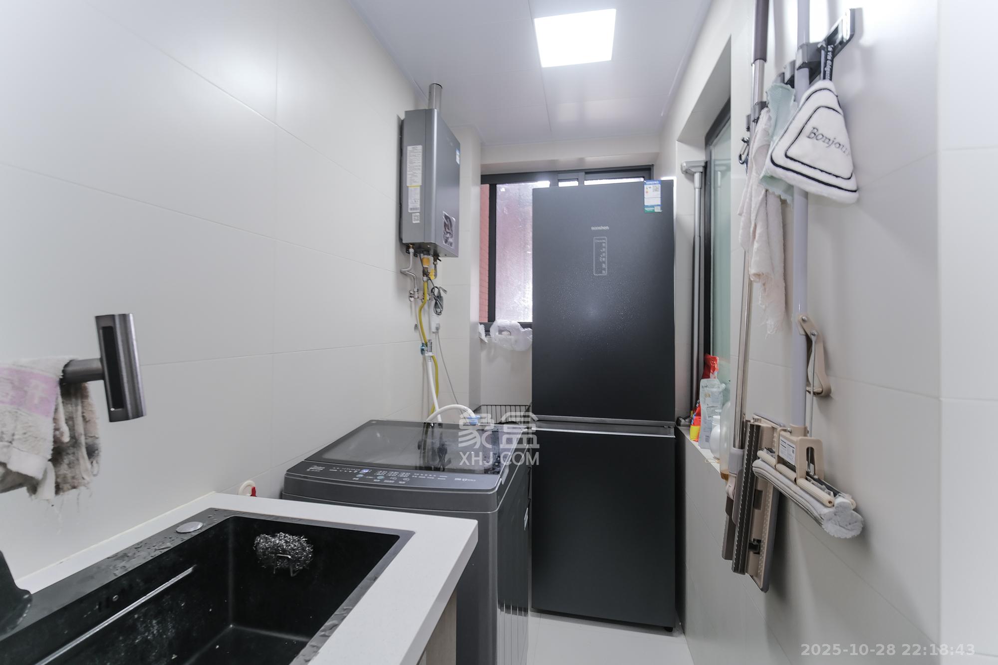 三一街区 2室2厅1卫 68.0万 三一街区 2室2厅1卫 68.0万阳台