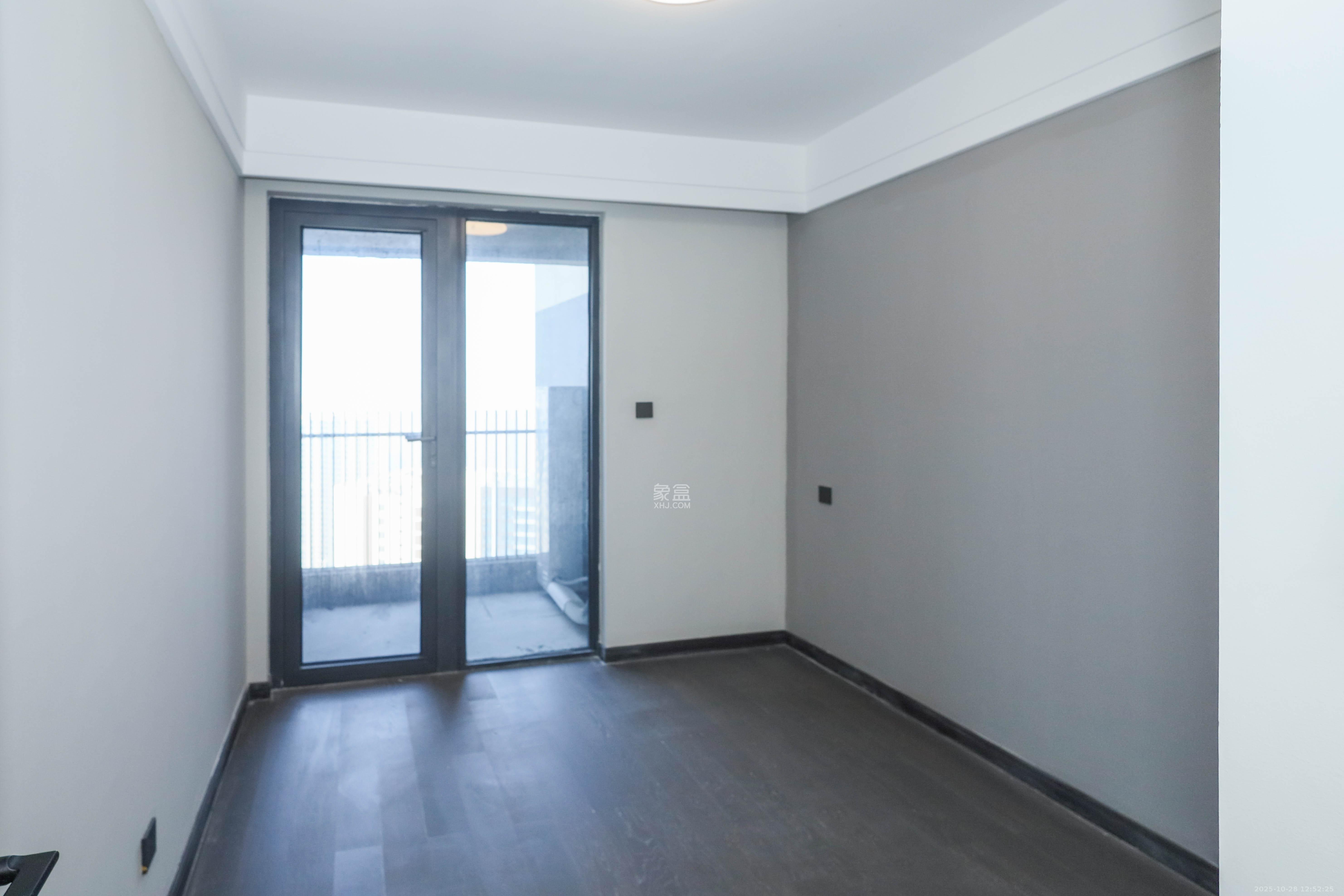 绿地麓云国际一期 5室2厅2卫 229.0万 绿地麓云国际一期 5室2厅2卫 229.0万卧室