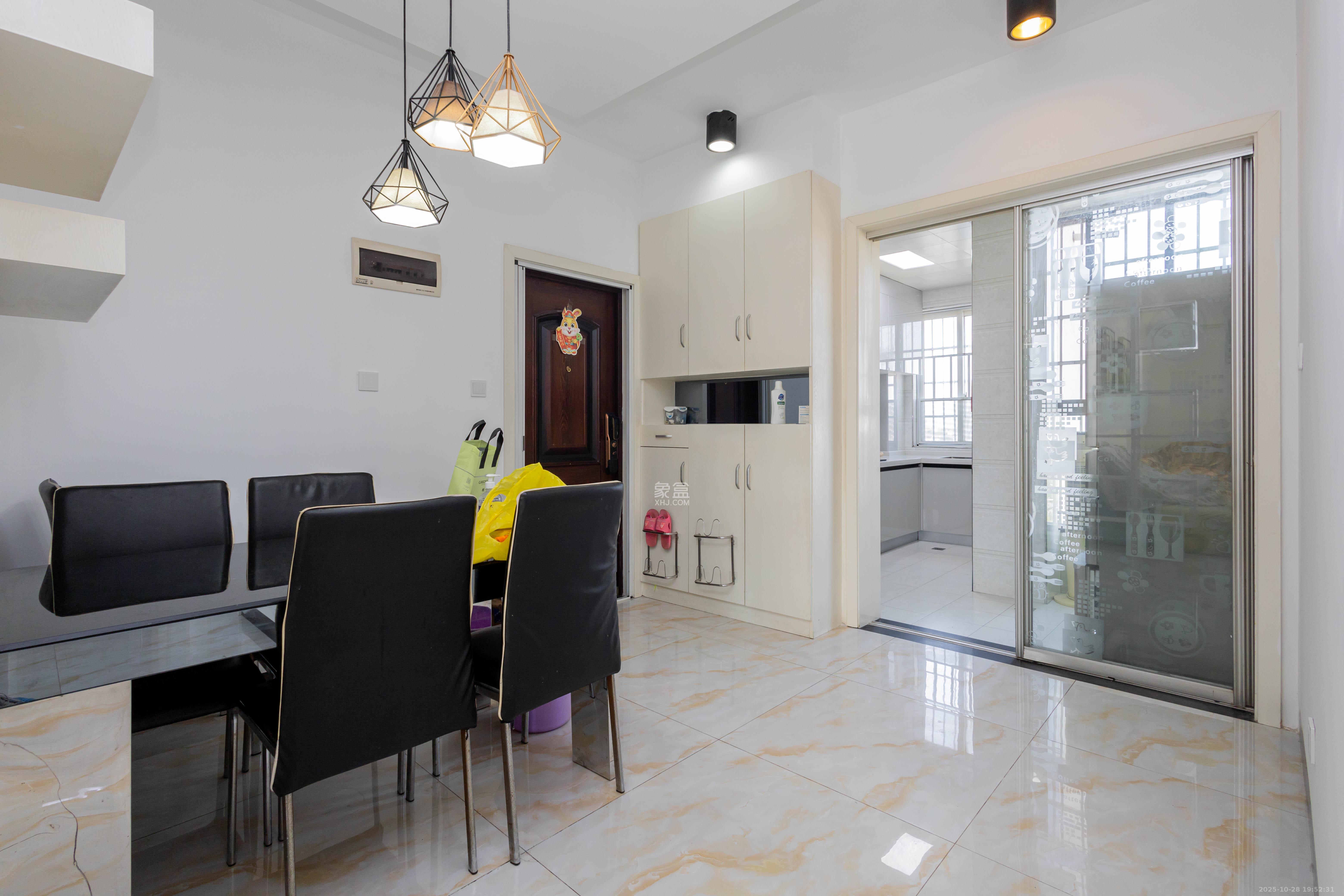 星城福邸(雄天朗郡)  3室2厅2卫    75.0万 星城福邸(雄天朗郡)  3室2厅2卫    75.0万客厅