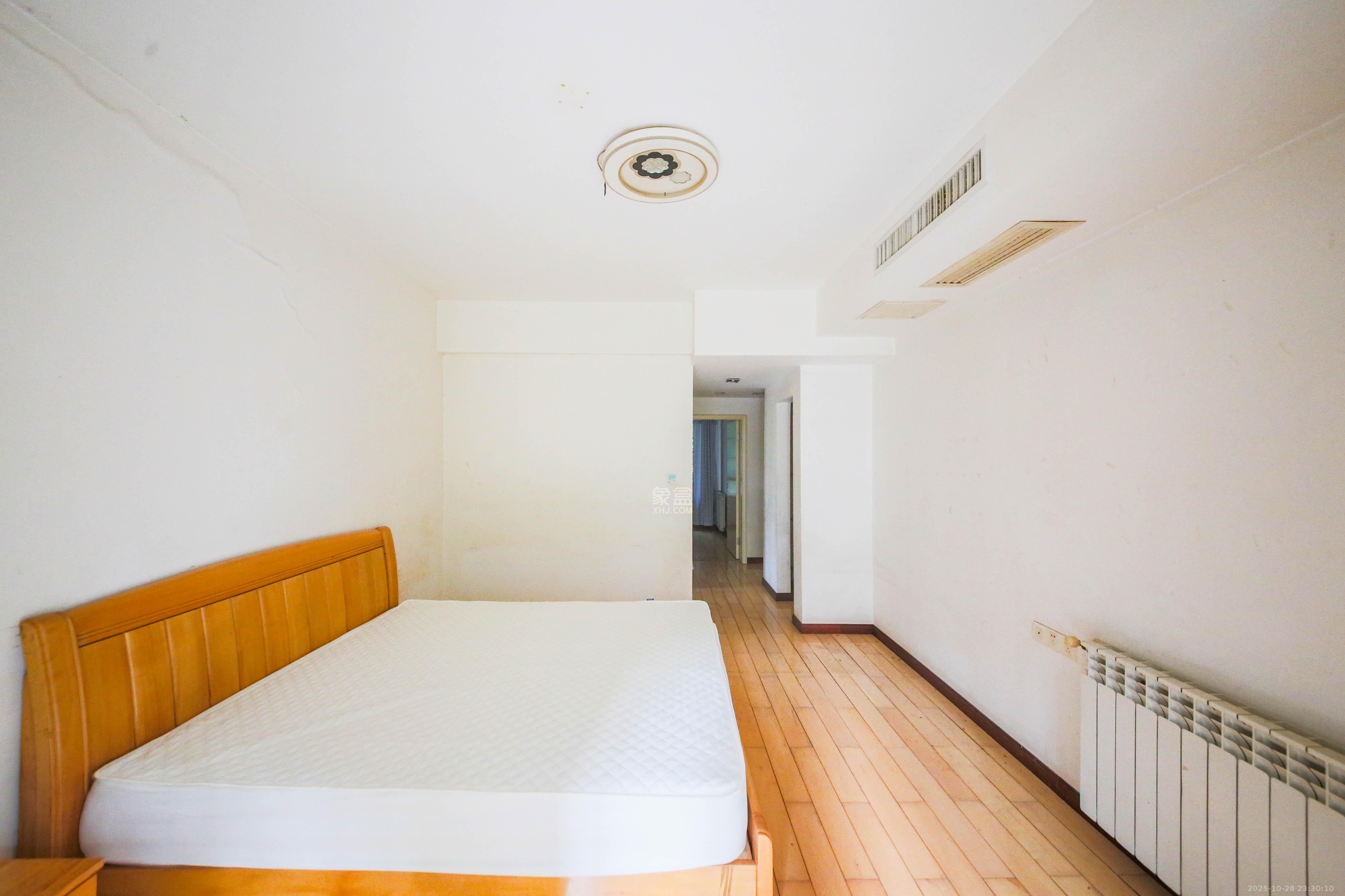 奥林匹克花园  4室2厅1卫    210.0万卧室