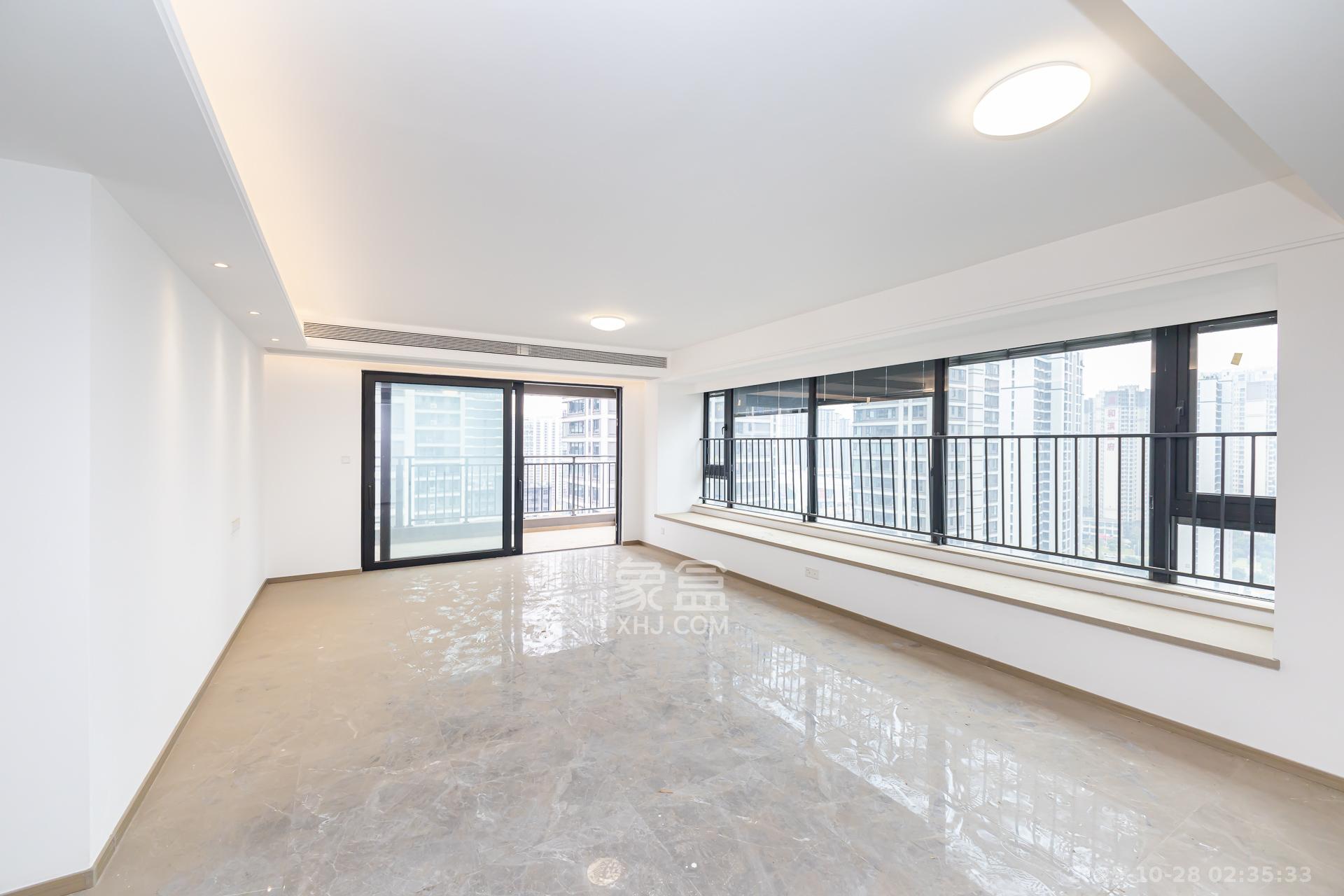 越秀湘江星汇城三期 4室2厅3卫 229.0万 越秀湘江星汇城三期 4室2厅3卫 229.0万客厅