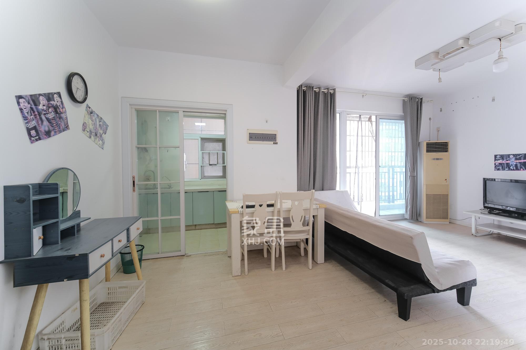 和悦城(蟠龙景苑)  3室2厅2卫    56.8万客厅