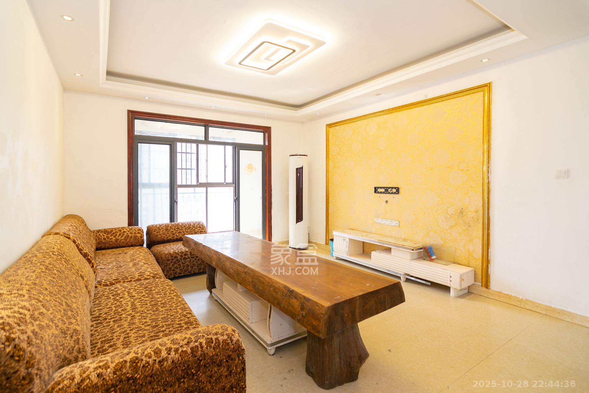 澳海澜庭 3室2厅2卫 79.8万 澳海澜庭 3室2厅2卫 79.8万客厅