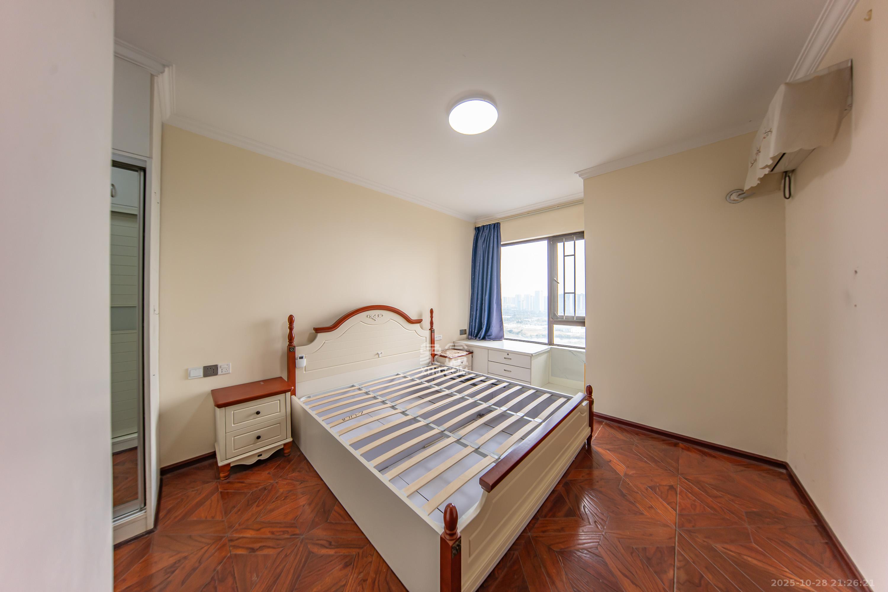 华润橡树湾  4室2厅2卫    105.0万卧室