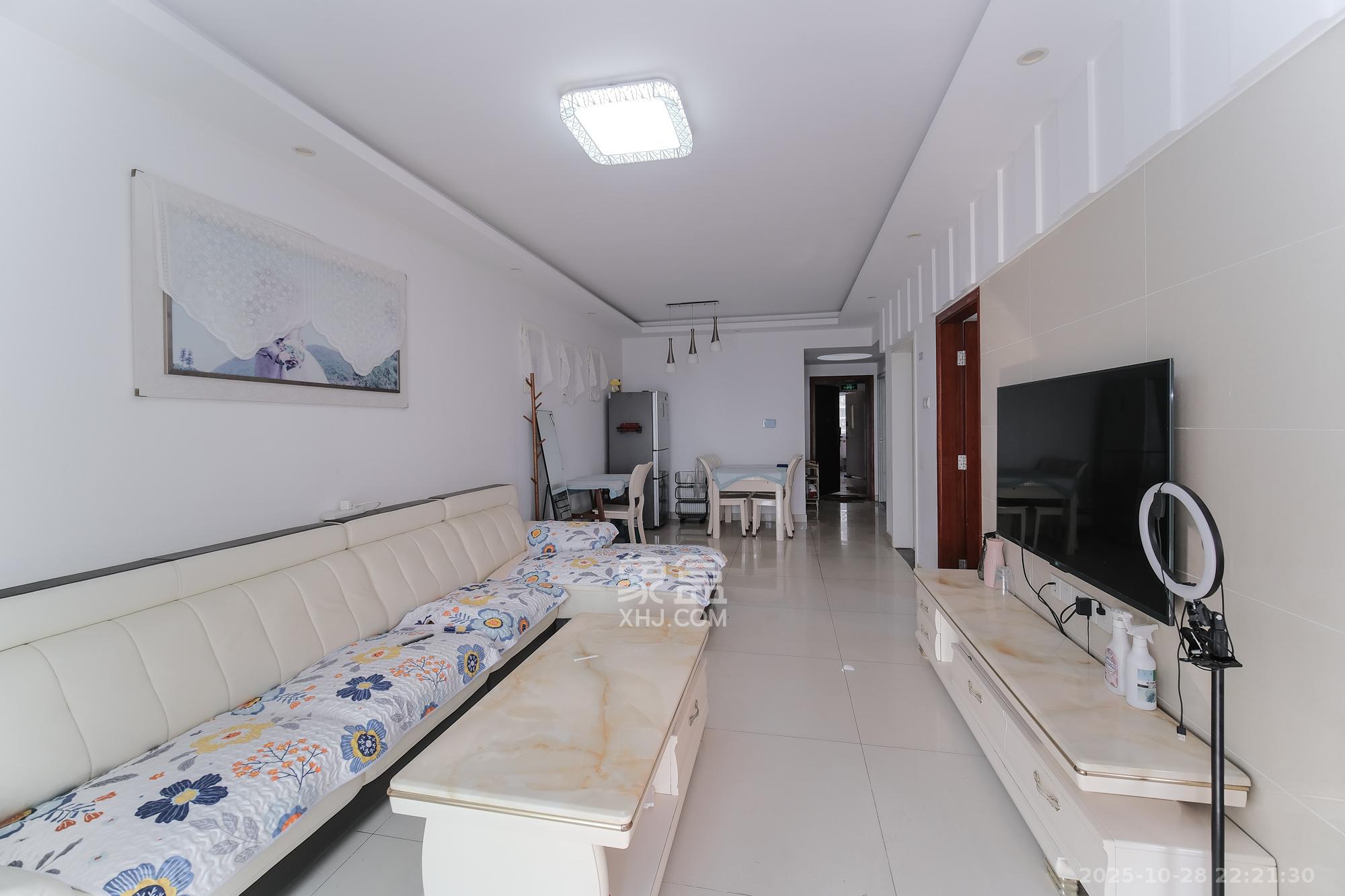 保利香槟国际  3室2厅1卫    77.2万 保利香槟国际  3室2厅1卫    77.2万客厅