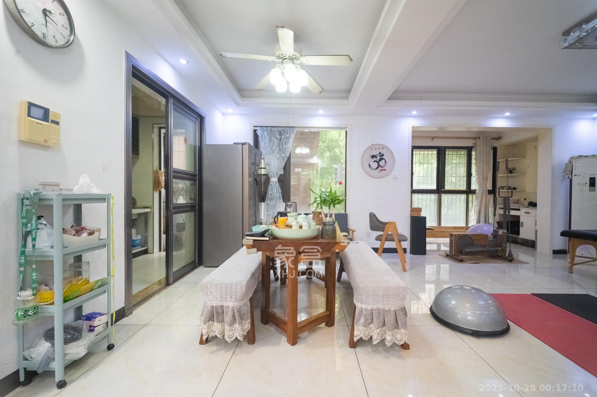 华润凤凰城三期  3室2厅2卫    86.0万客厅