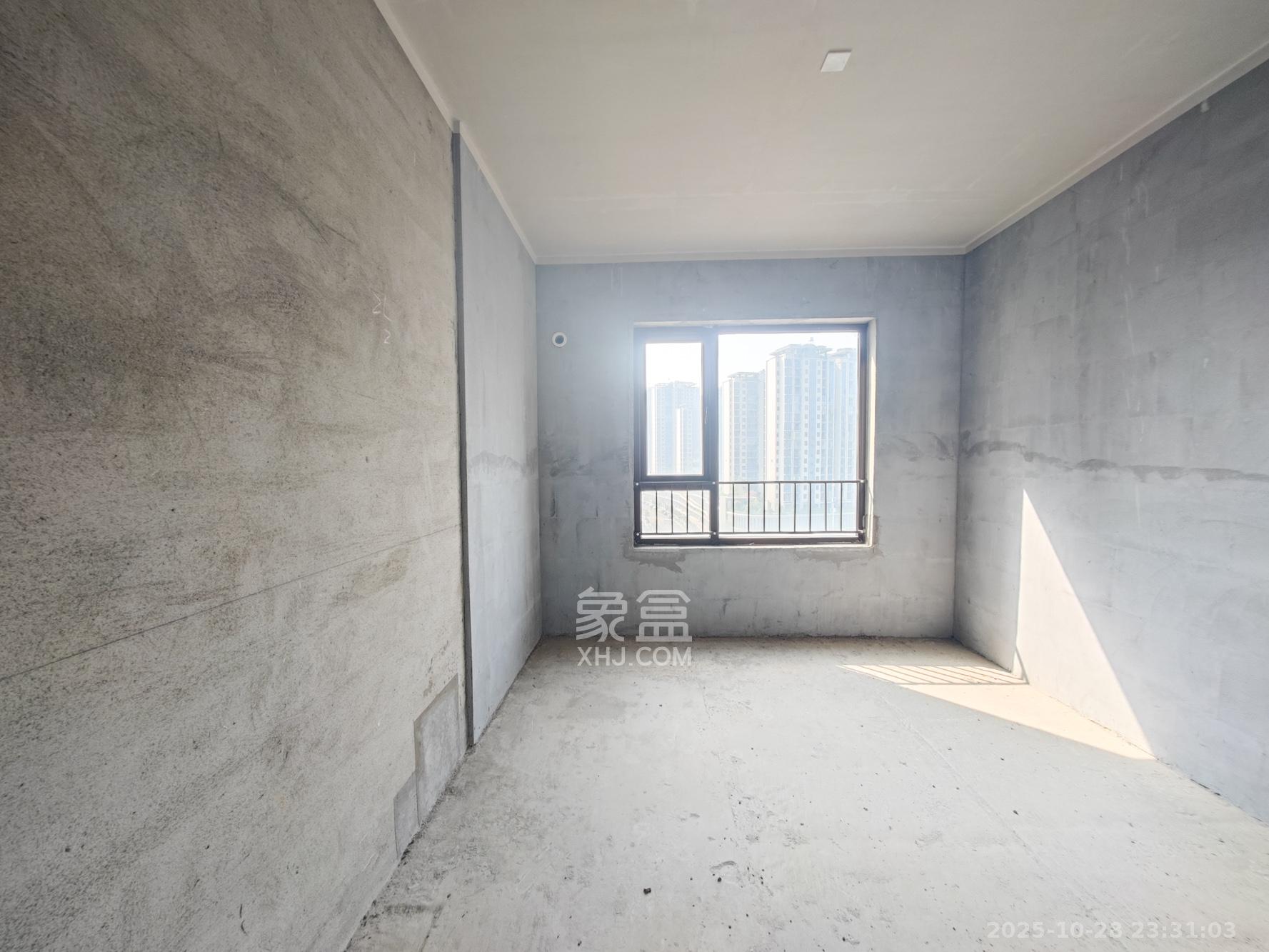 卓越蔚蓝城邦  3室2厅2卫    86.0万卧室