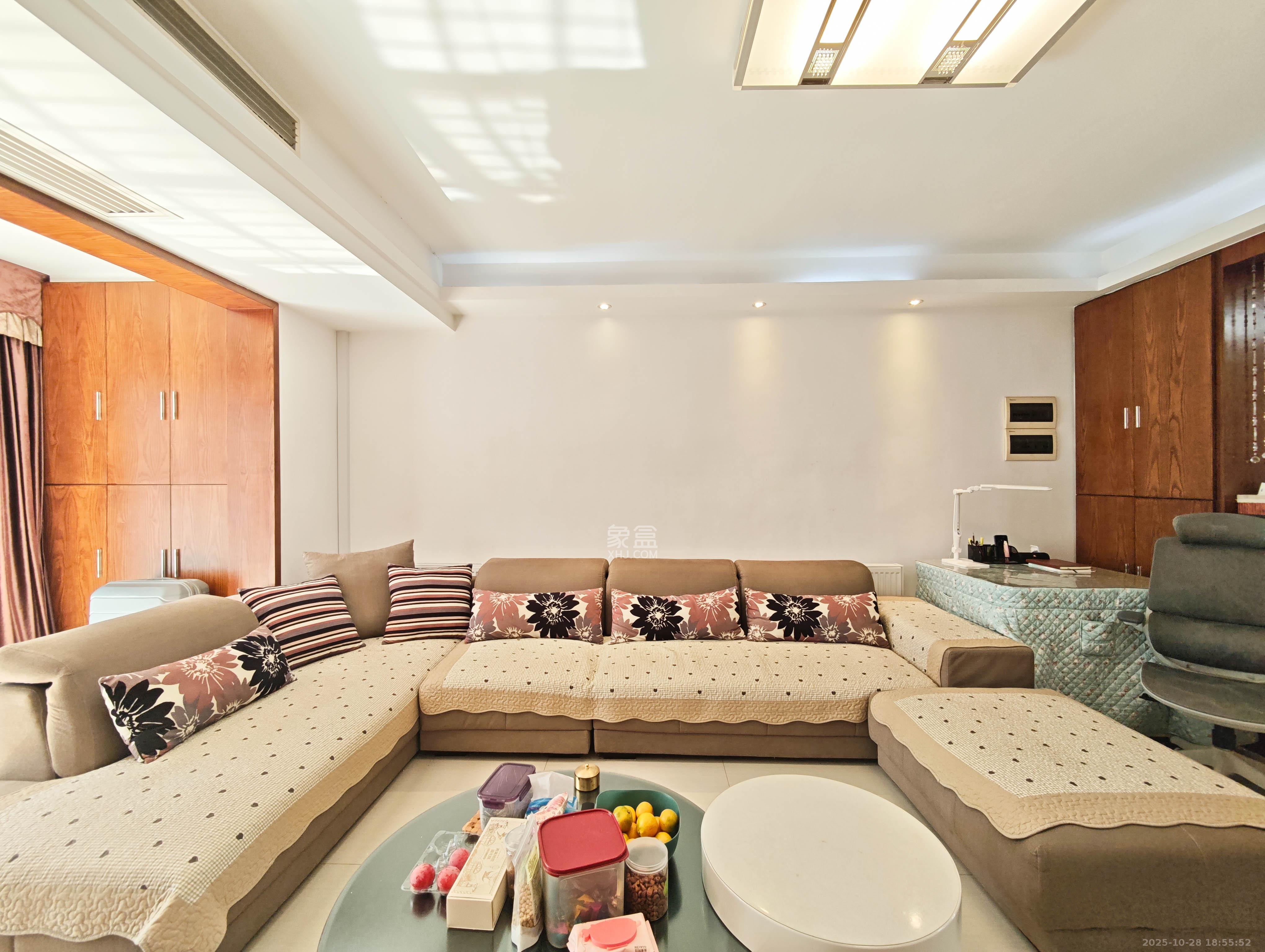 泰禹家园(彩云之翼家园一期、二期、三期) 4室2厅2卫 100.0万 泰禹家园(彩云之翼家园一期、二期、三期) 4室2厅2卫 100.0万客厅