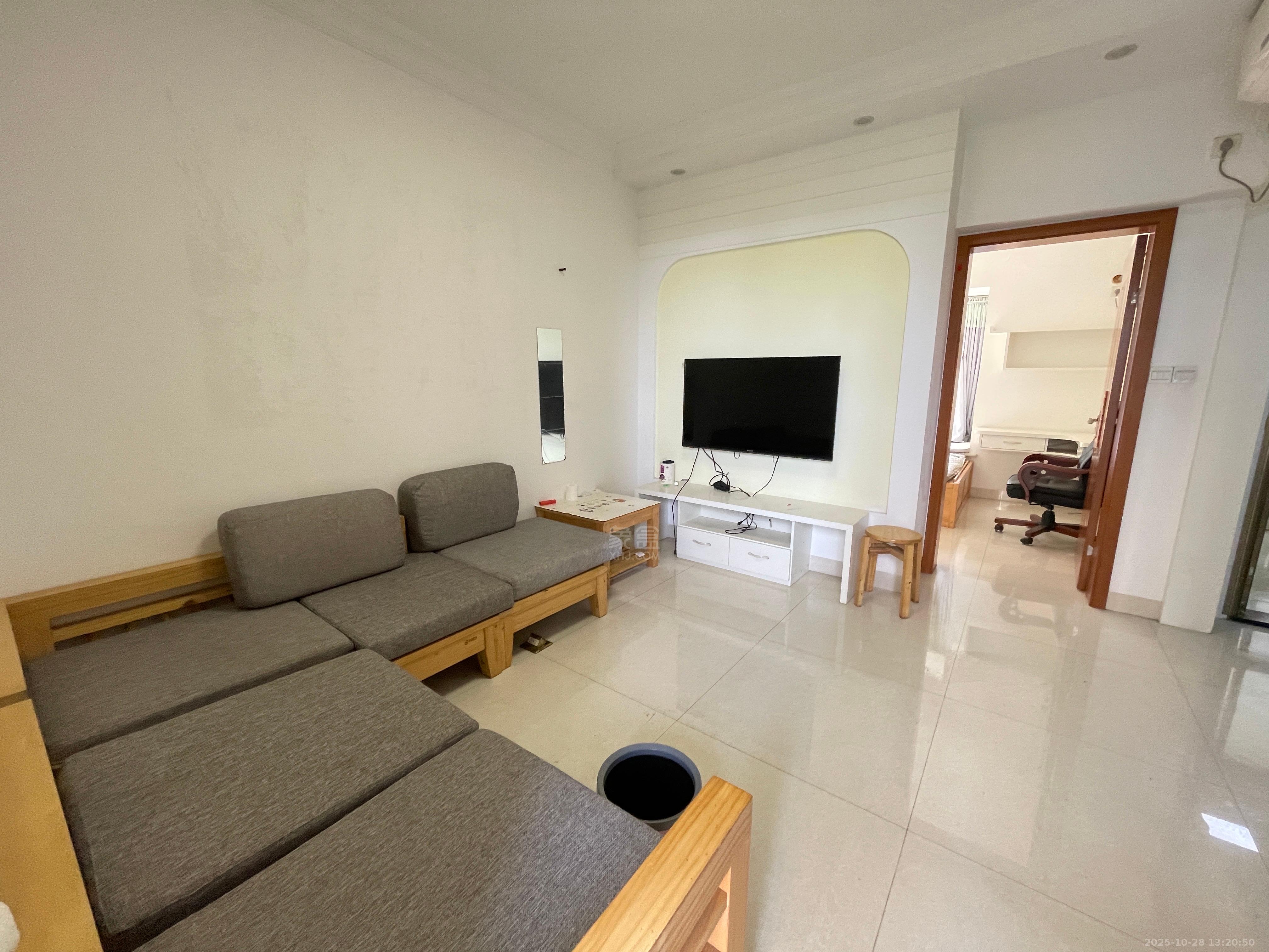 美的城二期  1室1厅1卫    1200.0元/月室内图1