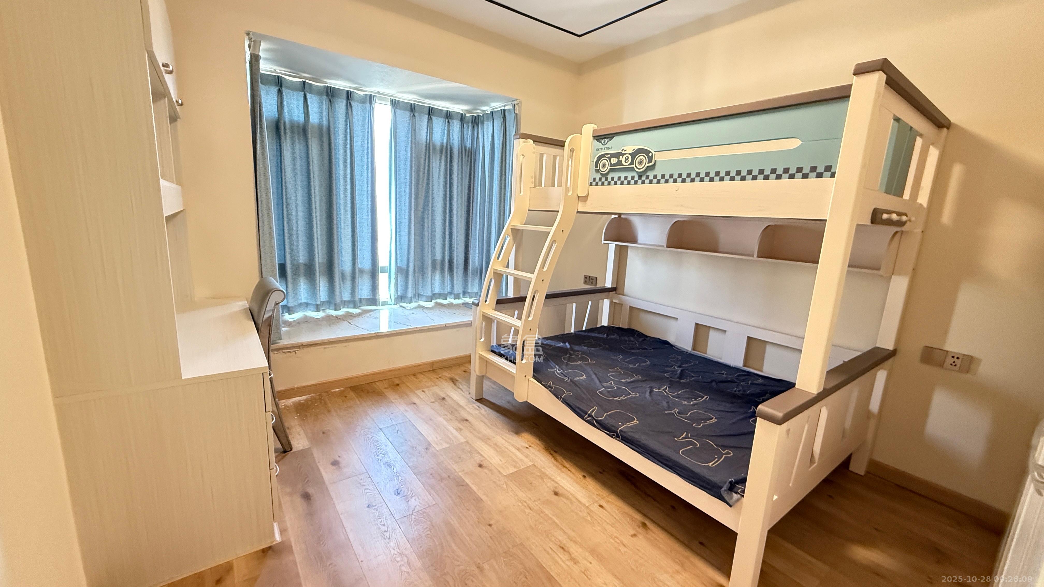 九华新城  5室2厅2卫    78.0万客厅