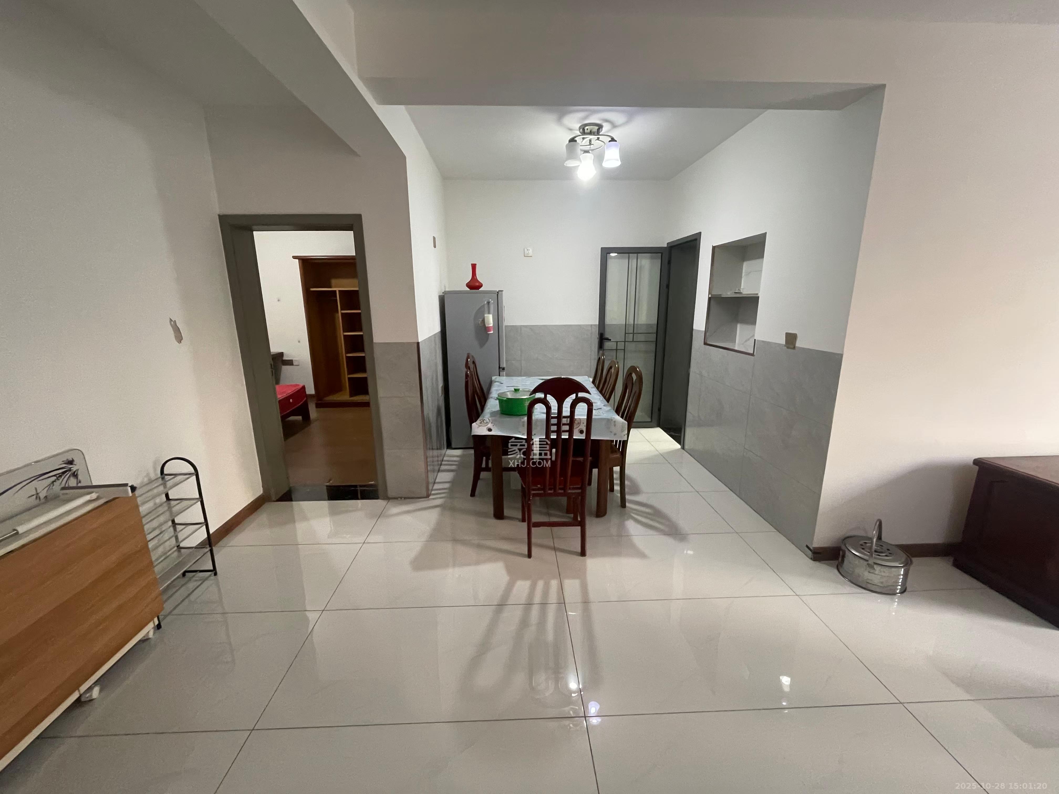 咸嘉花园  3室2厅2卫    2400.0元/月室内图