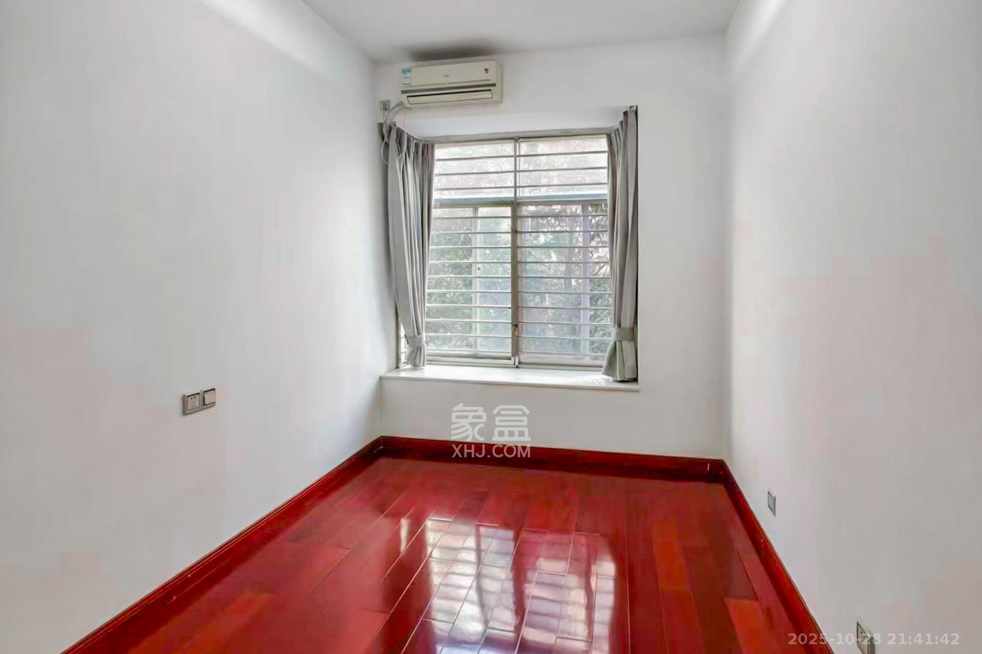 金色山庄  4室2厅2卫    142.0万 金色山庄  4室2厅2卫    142.0万卧室