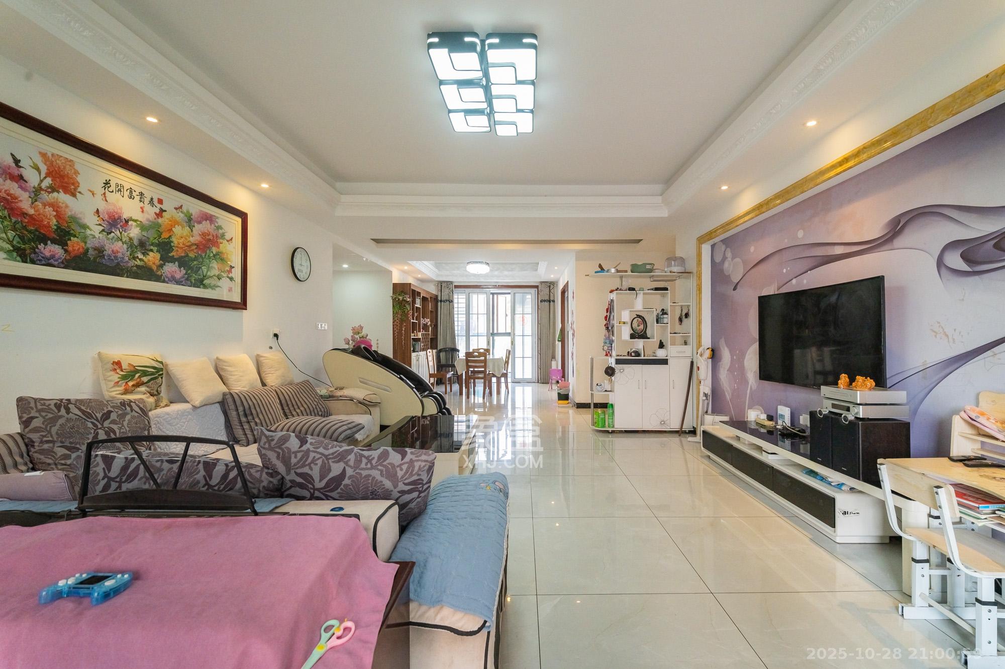 深业睿城  4室2厅3卫    189.8万客厅