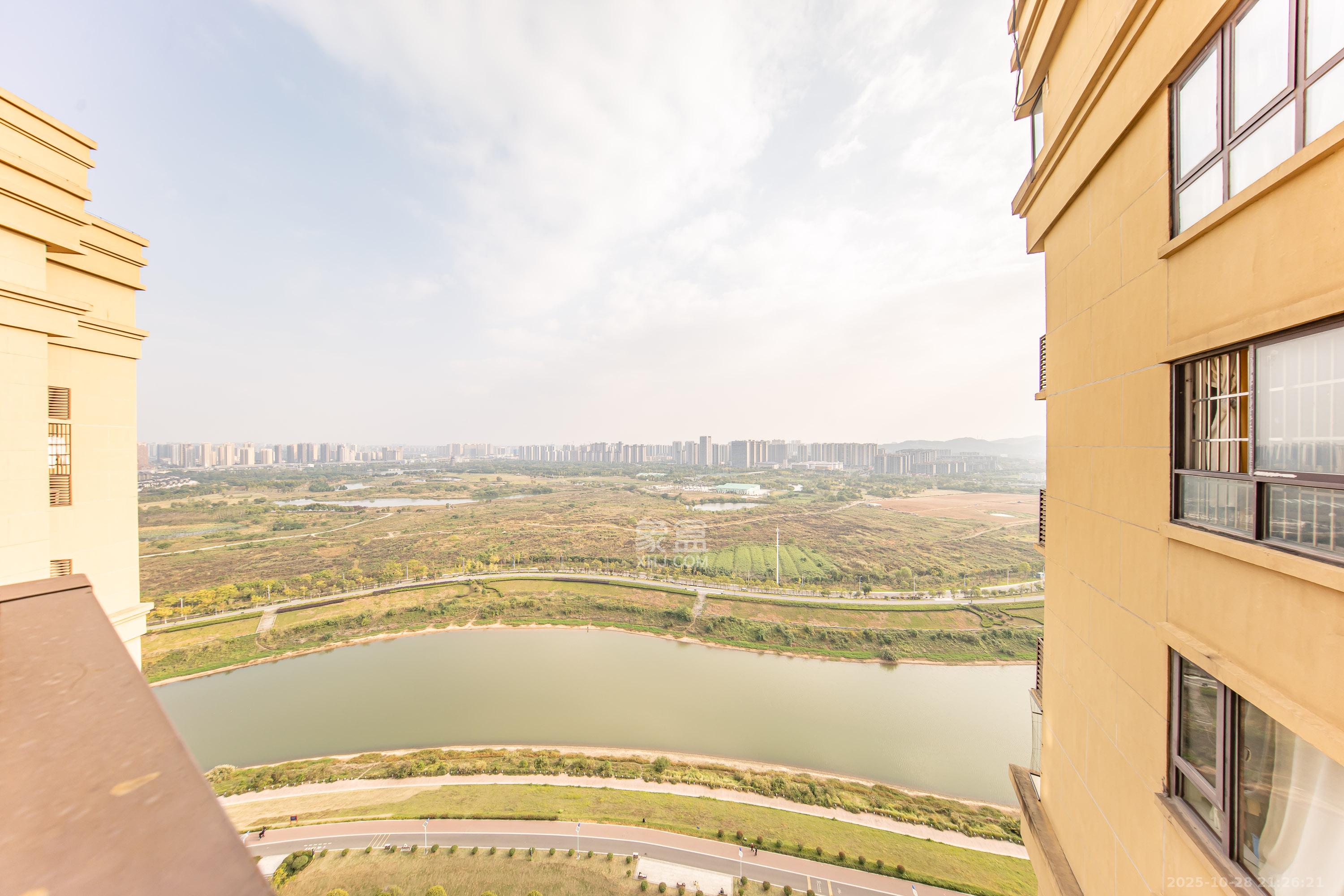 华润橡树湾  4室2厅2卫    105.0万其他