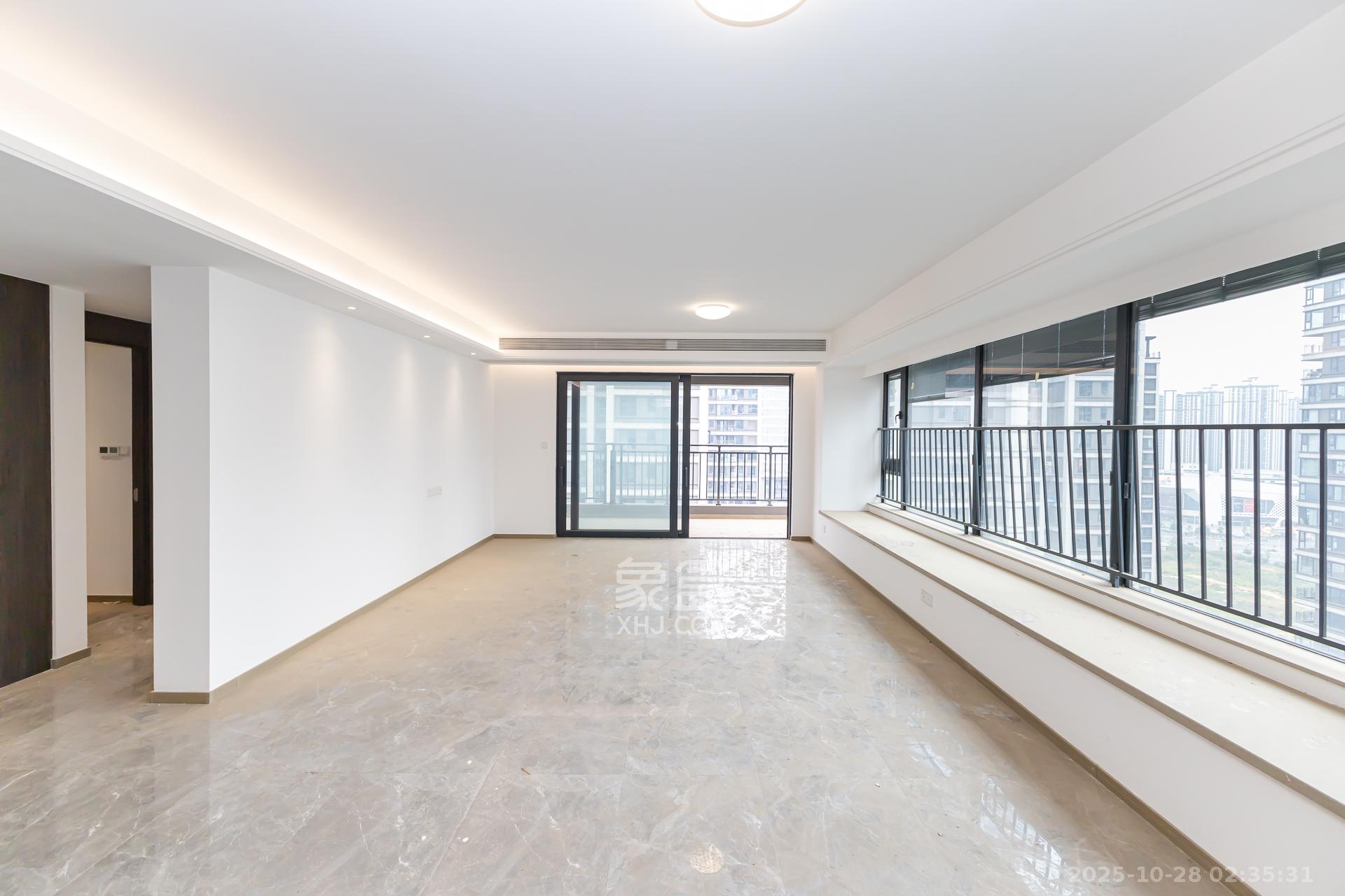 越秀湘江星汇城三期 4室2厅3卫 229.0万 越秀湘江星汇城三期 4室2厅3卫 229.0万客厅