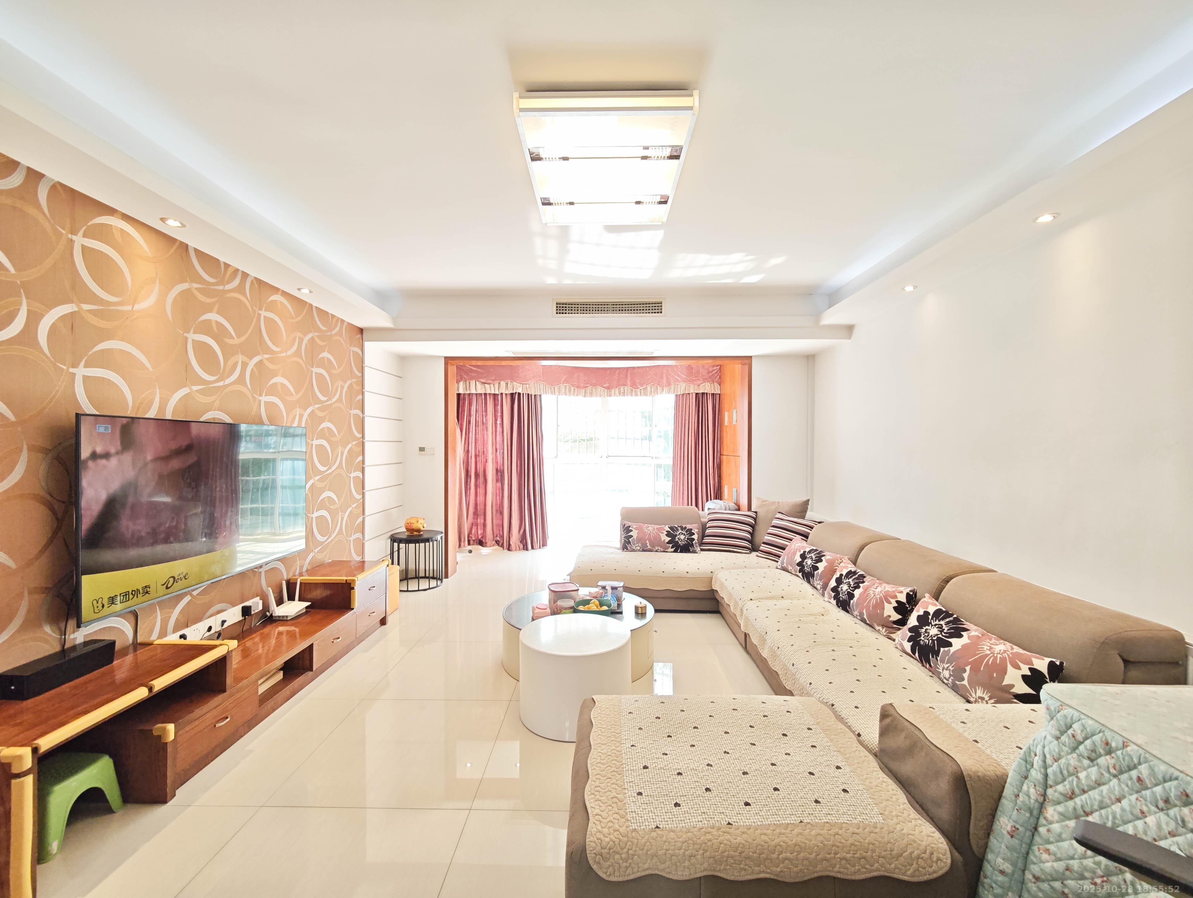 泰禹家园(彩云之翼家园一期、二期、三期) 4室2厅2卫 100.0万 泰禹家园(彩云之翼家园一期、二期、三期) 4室2厅2卫 100.0万客厅