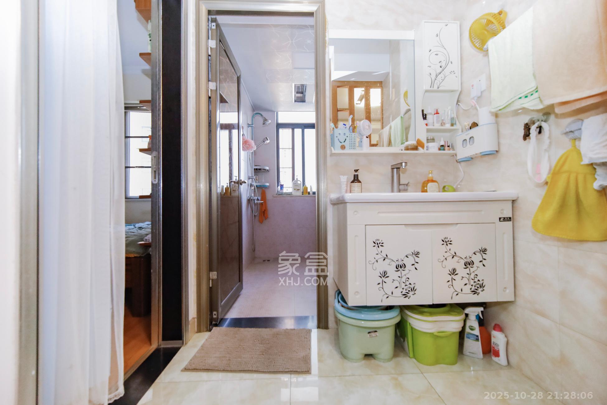 新盛珑璟台  2室2厅2卫    65.8万卫生间