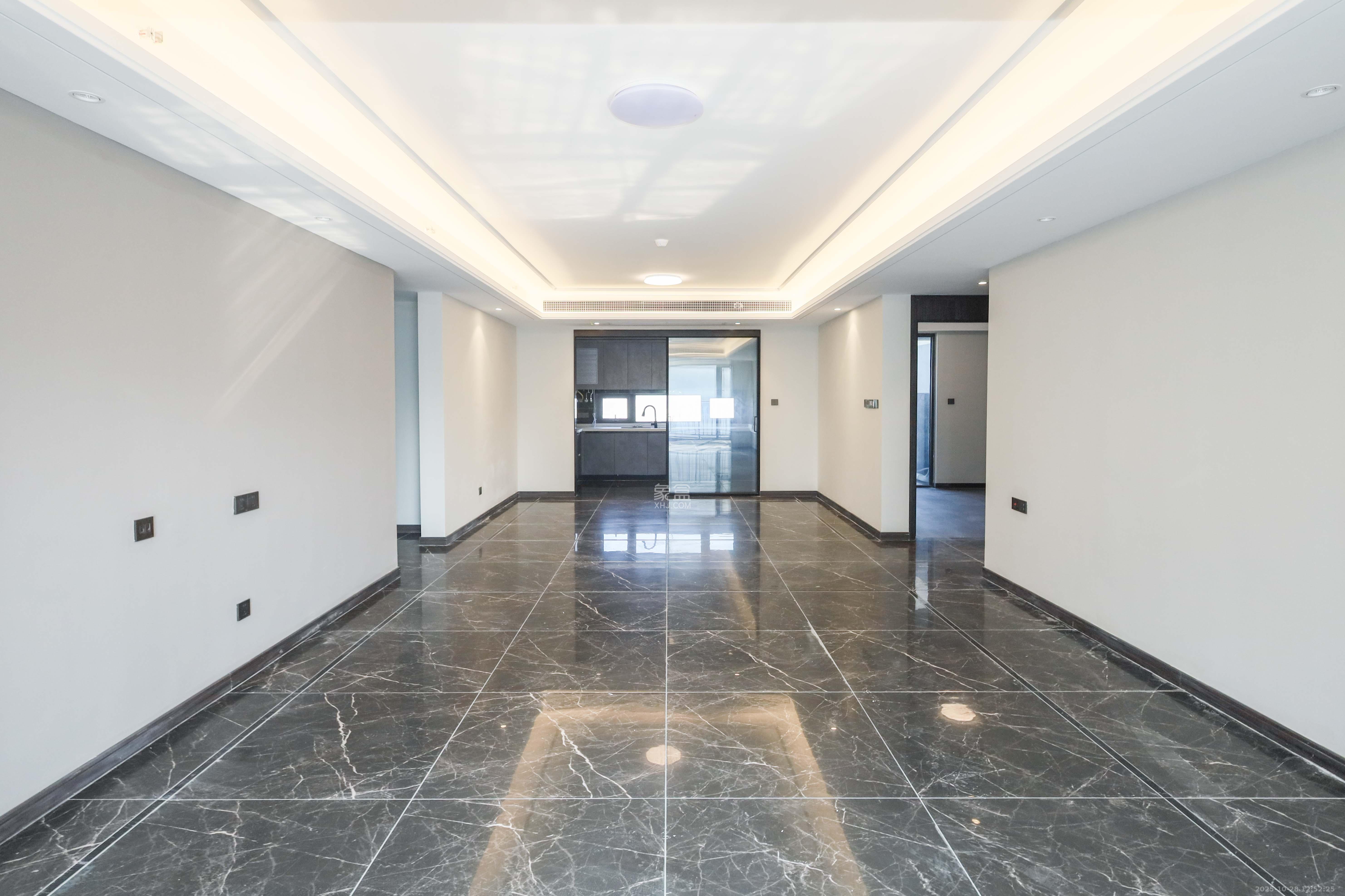 绿地麓云国际一期 5室2厅2卫 229.0万 绿地麓云国际一期 5室2厅2卫 229.0万客厅