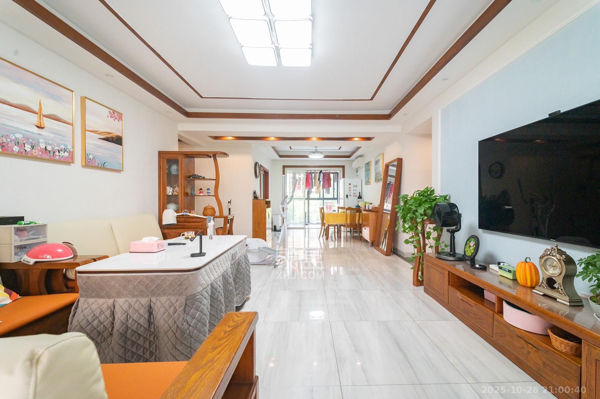 深业睿城  5室2厅3卫    222.0万客厅