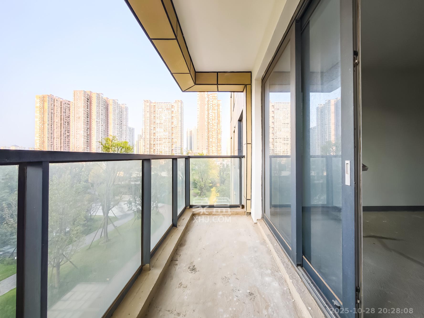 湘江壹号五期  5室2厅4卫    282.0万 湘江壹号五期  5室2厅4卫    282.0万阳台