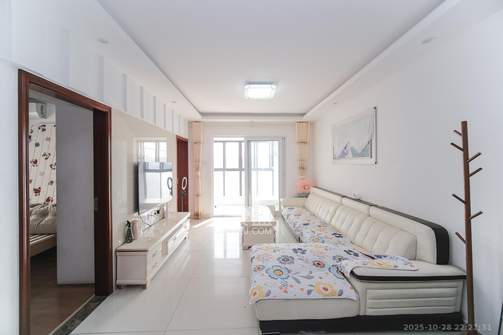 保利香槟国际  3室2厅1卫    77.2万 保利香槟国际  3室2厅1卫    77.2万客厅